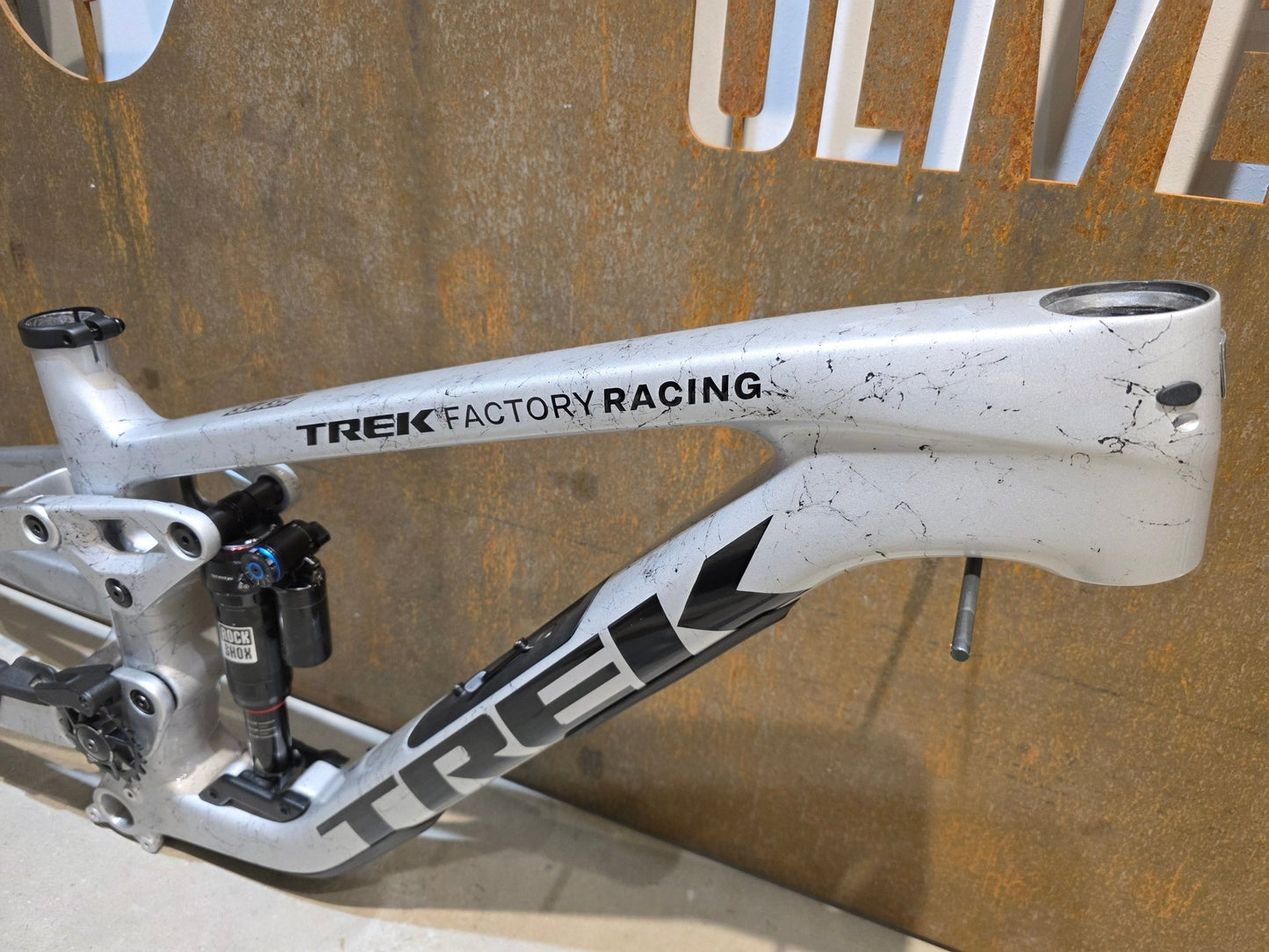 Mountainbikerahmen von Trek, TREK FACTORY RACING SLASH C GEN 6 FRAMESET / M vor USEDBIKES - OB.DE Hintergrund
