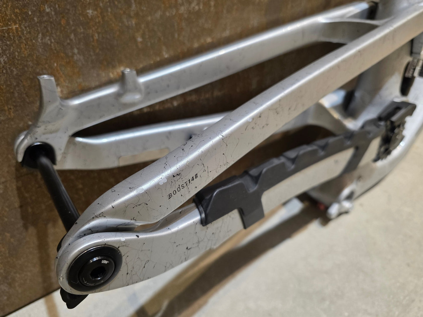 Mountainbikerahmen von Trek, TREK FACTORY RACING SLASH C GEN 6 FRAMESET / M vor USEDBIKES - OB.DE Hintergrund