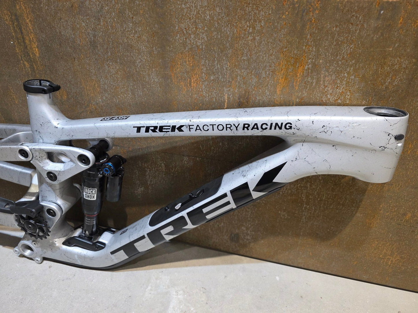 Mountainbikerahmen von Trek, TREK FACTORY RACING SLASH C GEN 6 FRAMESET / M vor USEDBIKES - OB.DE Hintergrund