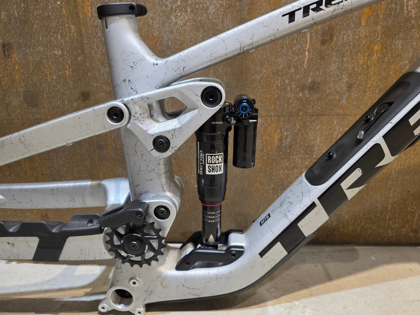 Mountainbikerahmen von Trek, TREK FACTORY RACING SLASH C GEN 6 FRAMESET / M vor USEDBIKES - OB.DE Hintergrund