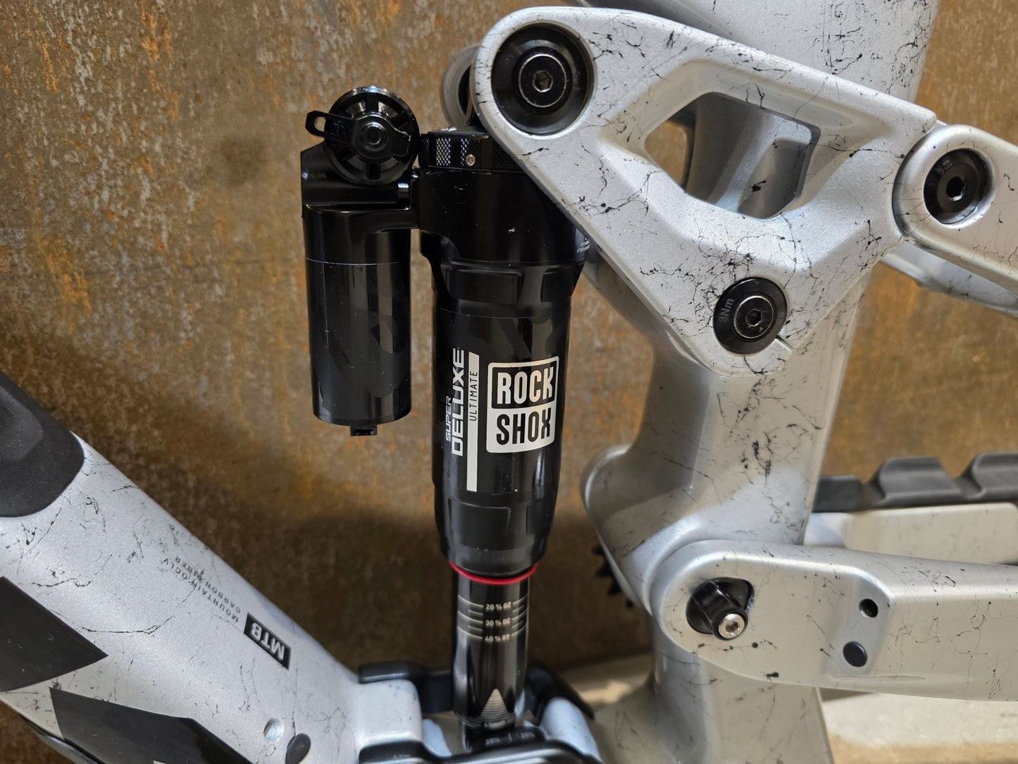 Mountainbikerahmen von Trek, TREK FACTORY RACING SLASH C GEN 6 FRAMESET / M vor USEDBIKES - OB.DE Hintergrund