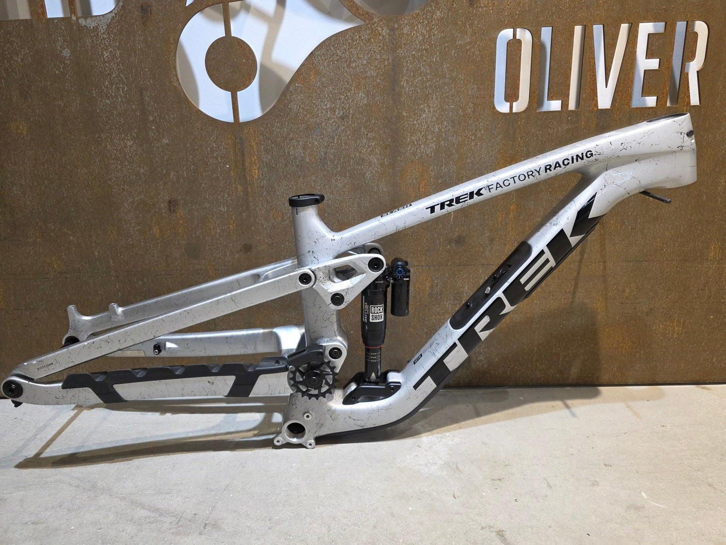 Mountainbikerahmen von Trek, TREK FACTORY RACING SLASH C GEN 6 FRAMESET / M vor USEDBIKES - OB.DE Hintergrund