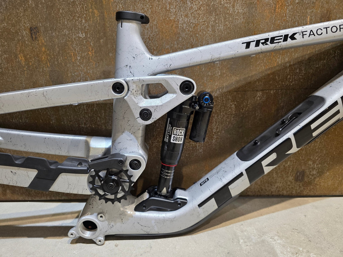 Mountainbikerahmen von Trek, TREK FACTORY RACING SLASH C GEN 6 FRAMESET / M vor USEDBIKES - OB.DE Hintergrund