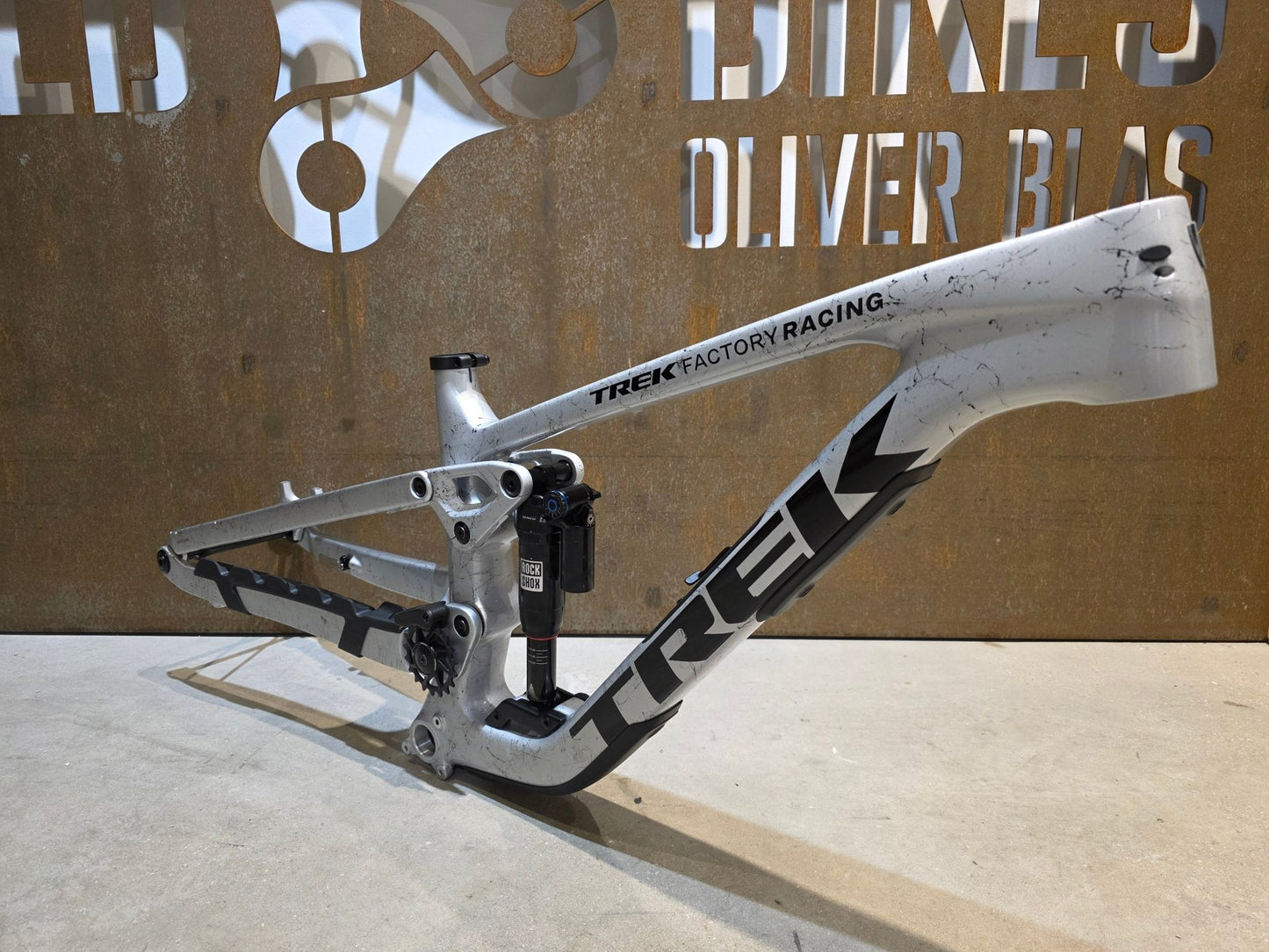 Mountainbikerahmen von Trek, TREK FACTORY RACING SLASH C GEN 6 FRAMESET / M vor USEDBIKES - OB.DE Hintergrund