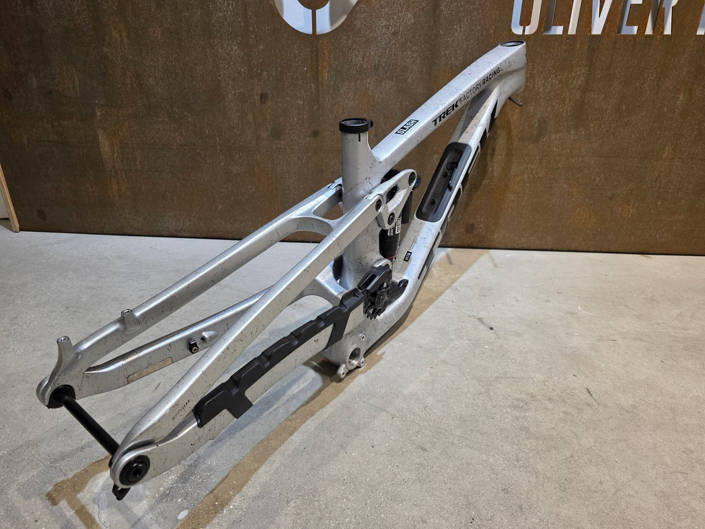 Mountainbikerahmen von Trek, TREK FACTORY RACING SLASH C GEN 6 FRAMESET / M vor USEDBIKES - OB.DE Hintergrund