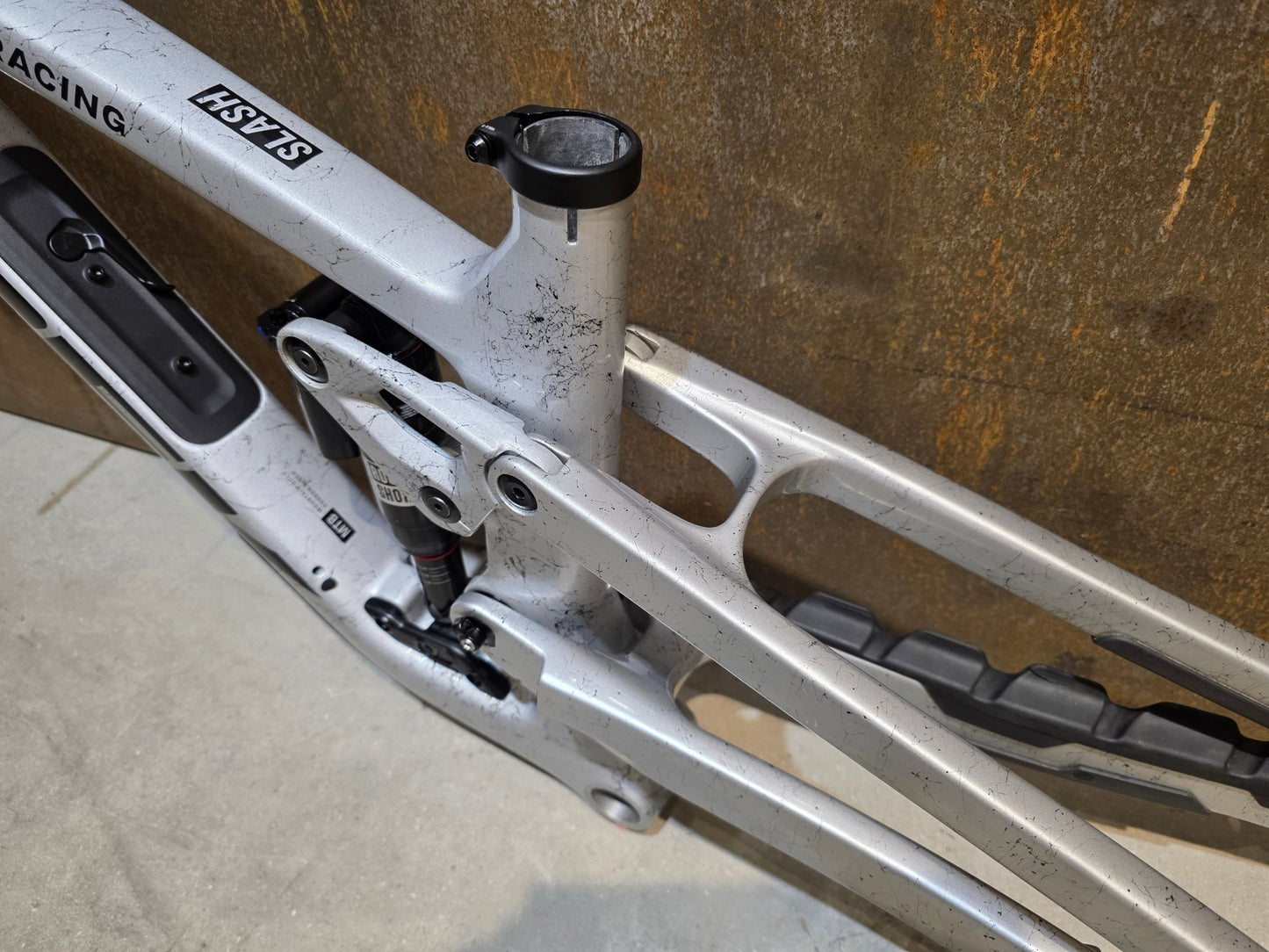 Mountainbikerahmen von Trek, TREK FACTORY RACING SLASH C GEN 6 FRAMESET / M vor USEDBIKES - OB.DE Hintergrund