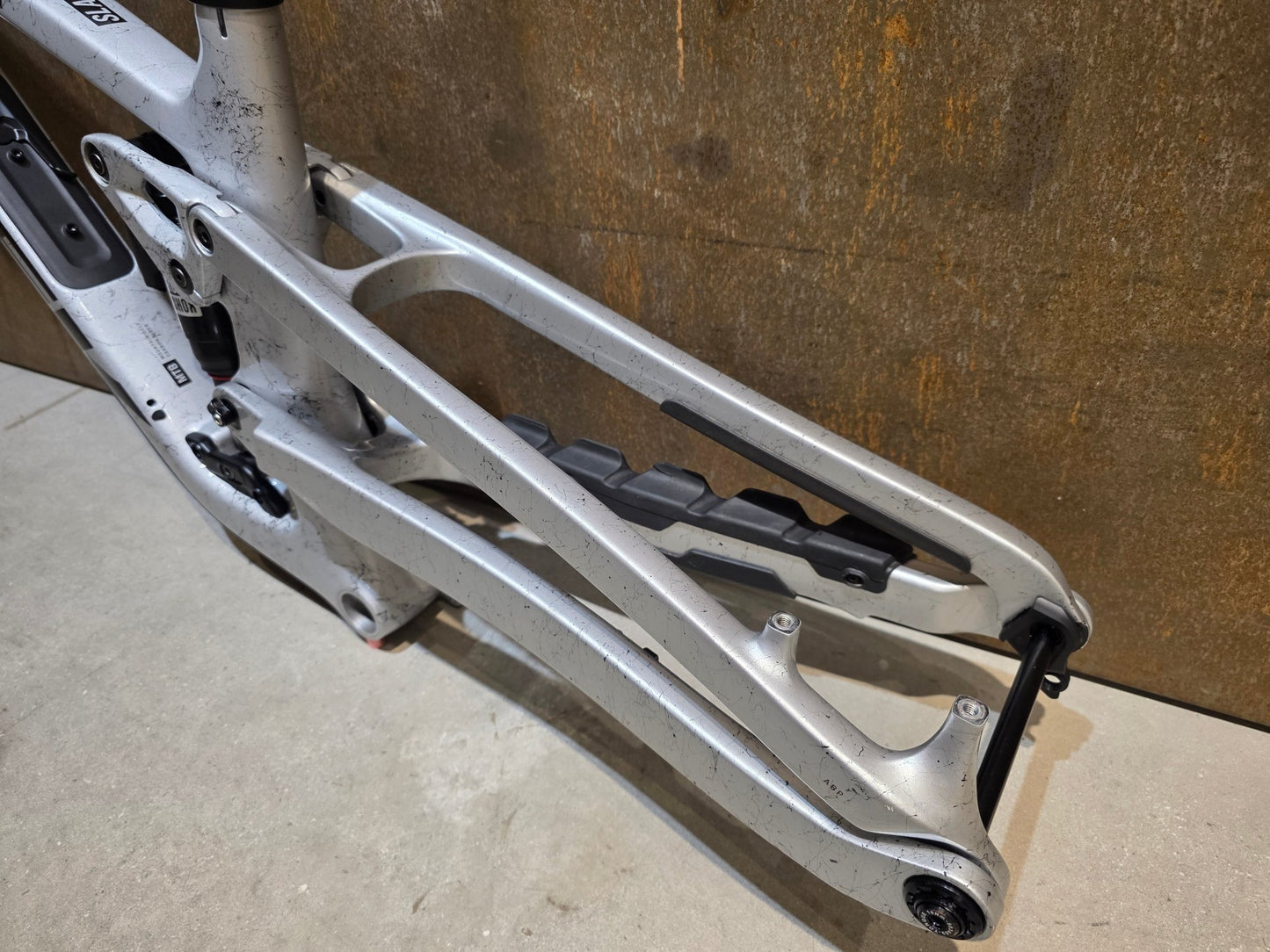 Mountainbikerahmen von Trek, TREK FACTORY RACING SLASH C GEN 6 FRAMESET / M vor USEDBIKES - OB.DE Hintergrund