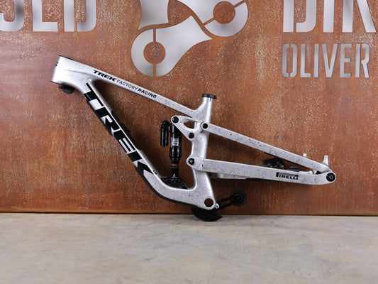 Mountainbikerahmen von Trek, TREK FACTORY RACING SLASH C GEN 6 TEAM FRAMESET / M vor USEDBIKES - OB.DE Hintergrund