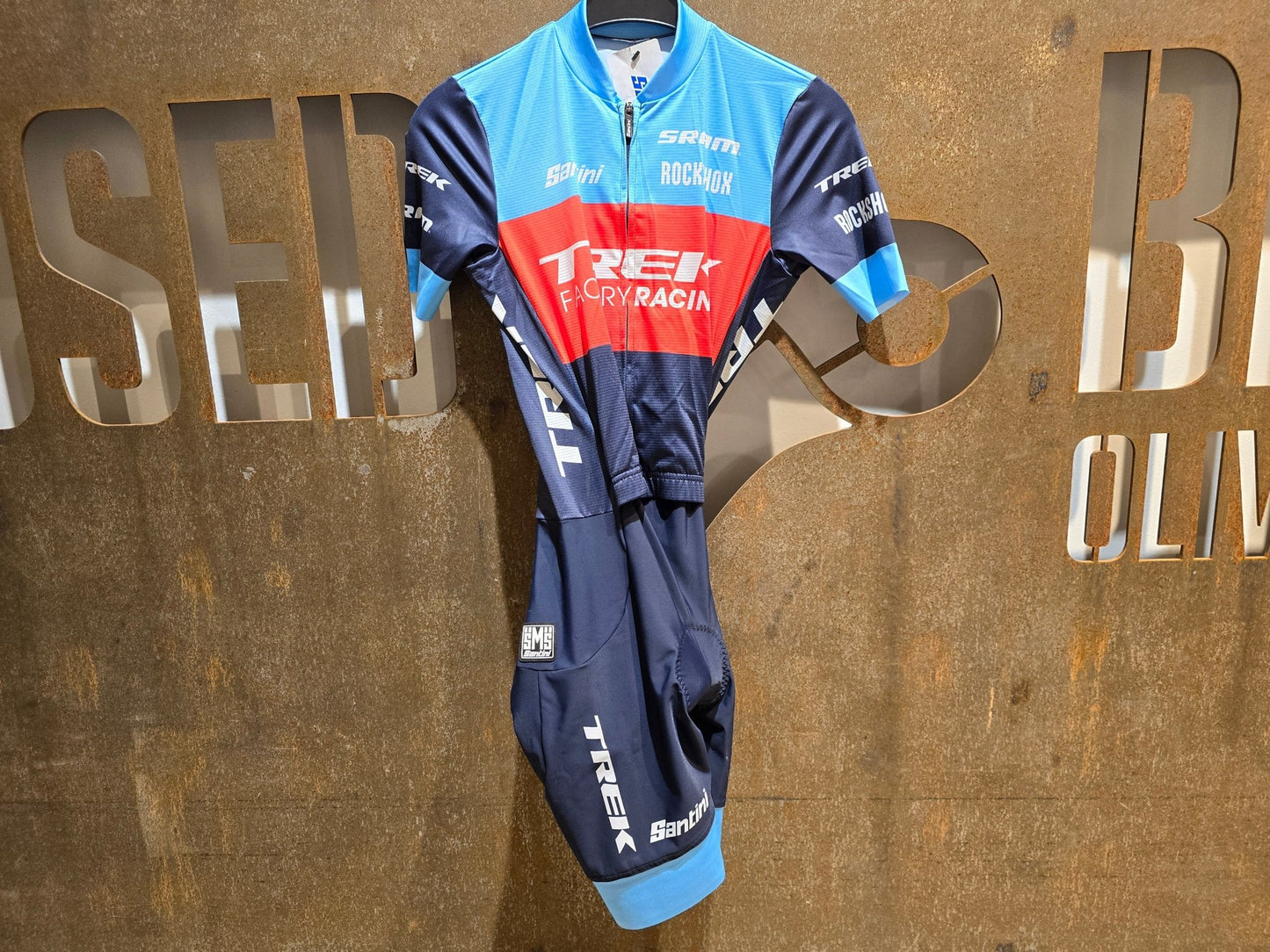 Damenbekleidung - TFR von Santini, TREK FACTORY RACING XC ROAD SUIT C3W / EINTEILER / DAMEN in variant_title vor USEDBIKES - OB.DE Hintergrund