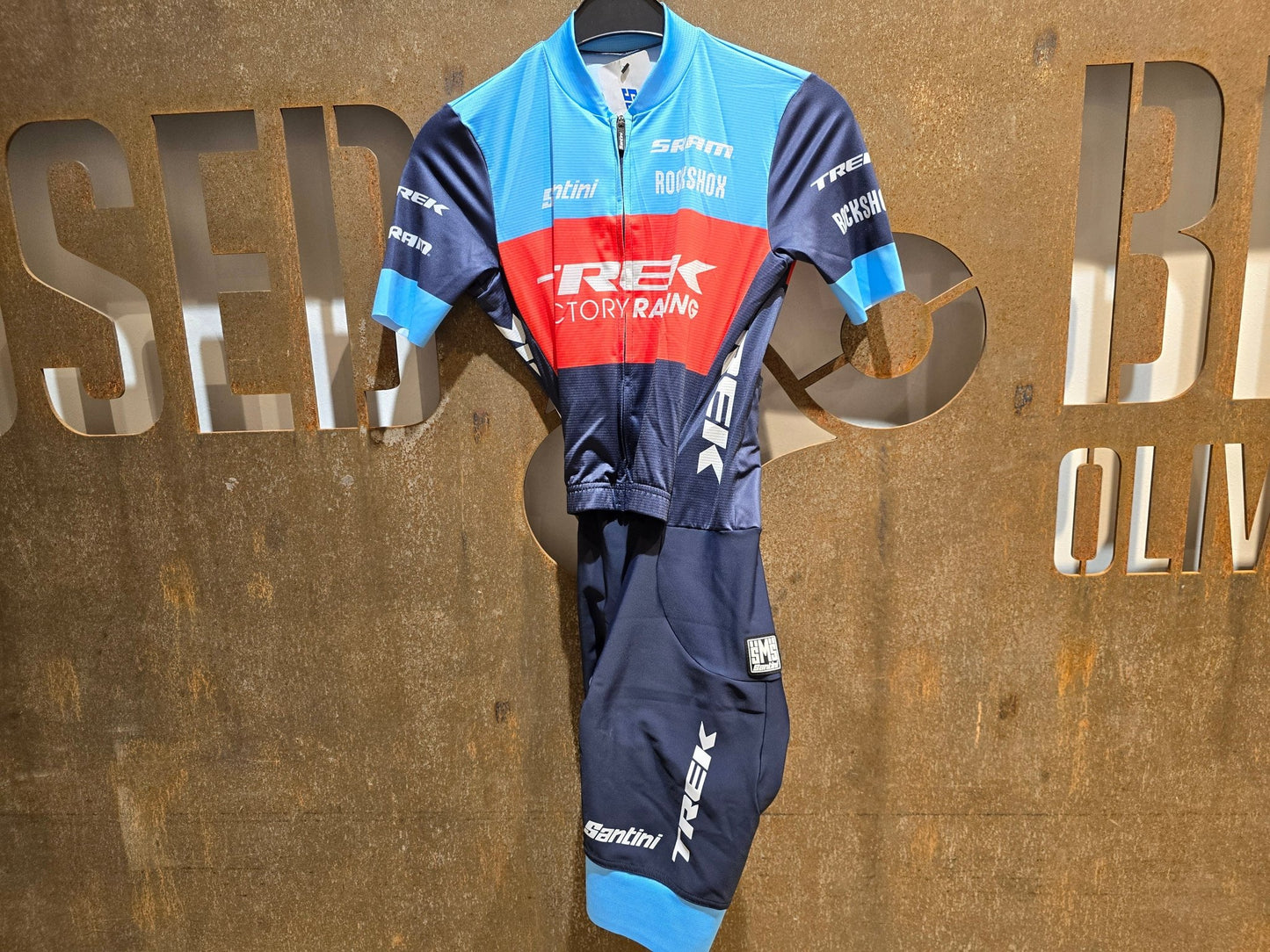 Damenbekleidung - TFR von Santini, TREK FACTORY RACING XC ROAD SUIT C3W / EINTEILER / DAMEN in variant_title vor USEDBIKES - OB.DE Hintergrund