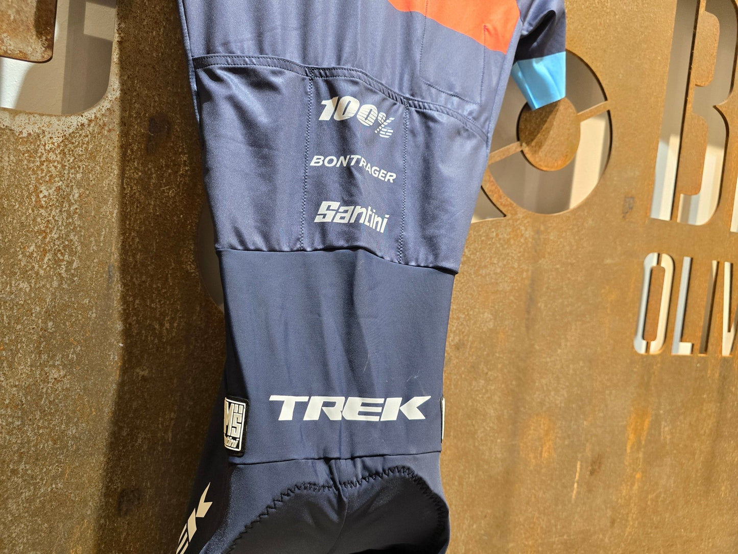 Damenbekleidung - TFR von Santini, TREK FACTORY RACING XC ROAD SUIT C3W / EINTEILER / DAMEN in variant_title vor USEDBIKES - OB.DE Hintergrund