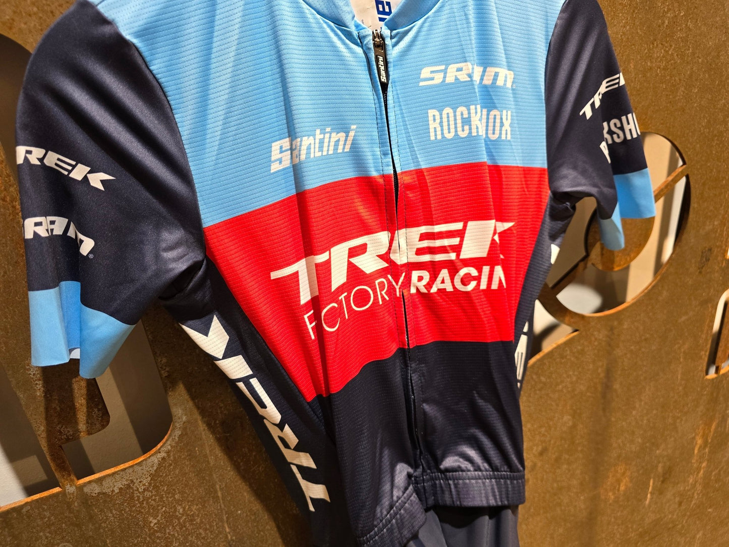 Damenbekleidung - TFR von Santini, TREK FACTORY RACING XC ROAD SUIT C3W / EINTEILER / DAMEN in variant_title vor USEDBIKES - OB.DE Hintergrund