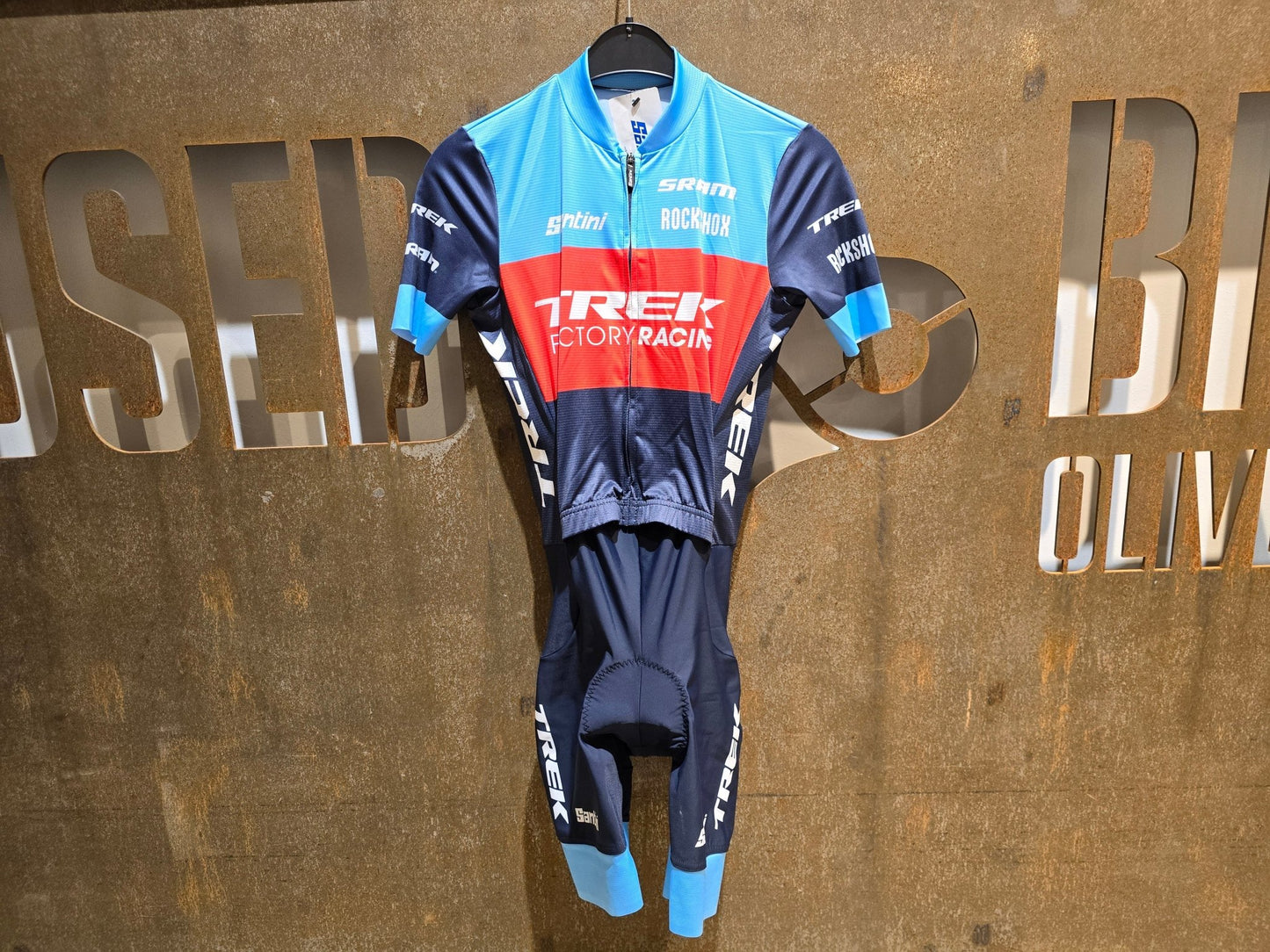 Damenbekleidung - TFR von Santini, TREK FACTORY RACING XC ROAD SUIT C3W / EINTEILER / DAMEN in variant_title vor USEDBIKES - OB.DE Hintergrund