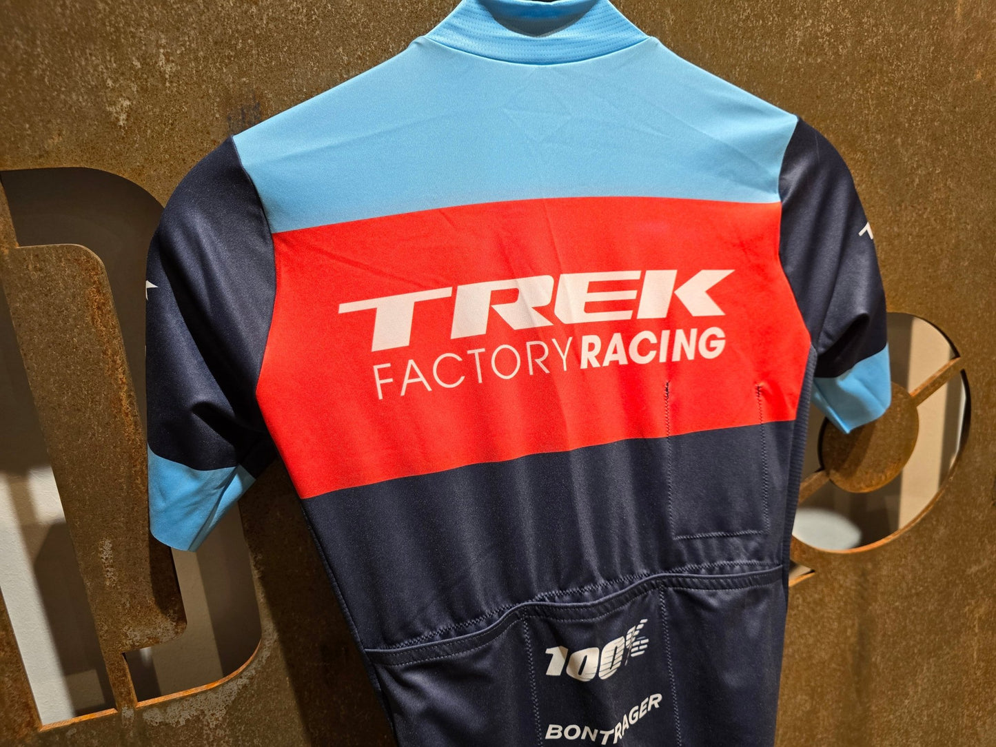 Damenbekleidung - TFR von Santini, TREK FACTORY RACING XC ROAD SUIT C3W / EINTEILER / DAMEN in variant_title vor USEDBIKES - OB.DE Hintergrund