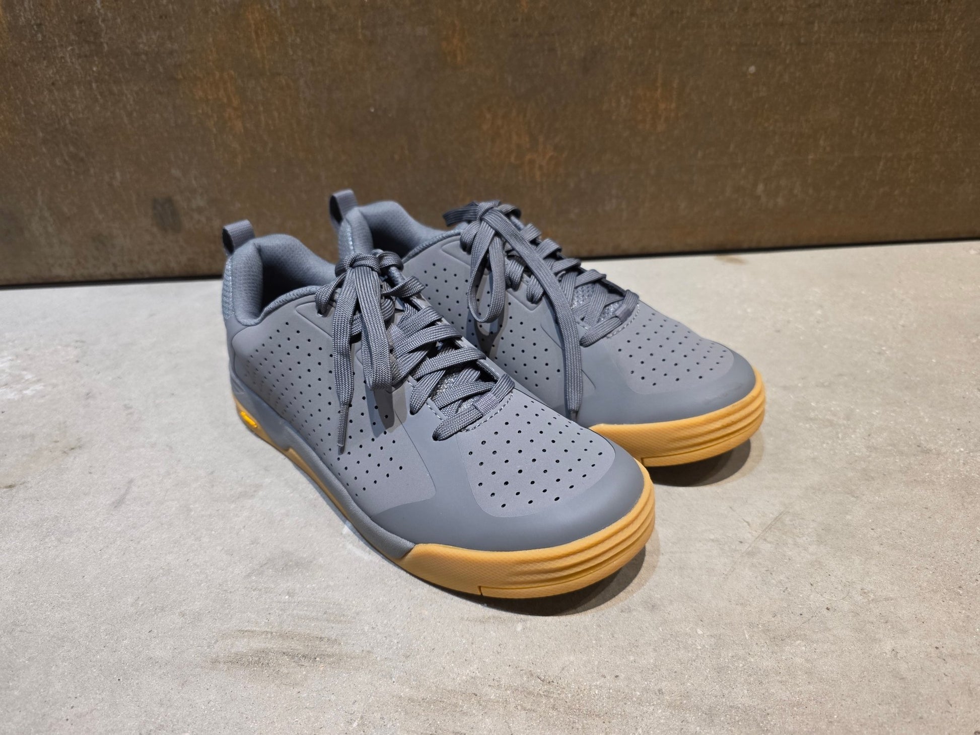 MTB - Herrenschuhe von Trek, TREK FLATLINE MOUNTAINBIKESCHUH / CHARCOAL vor USEDBIKES - OB.DE Hintergrund