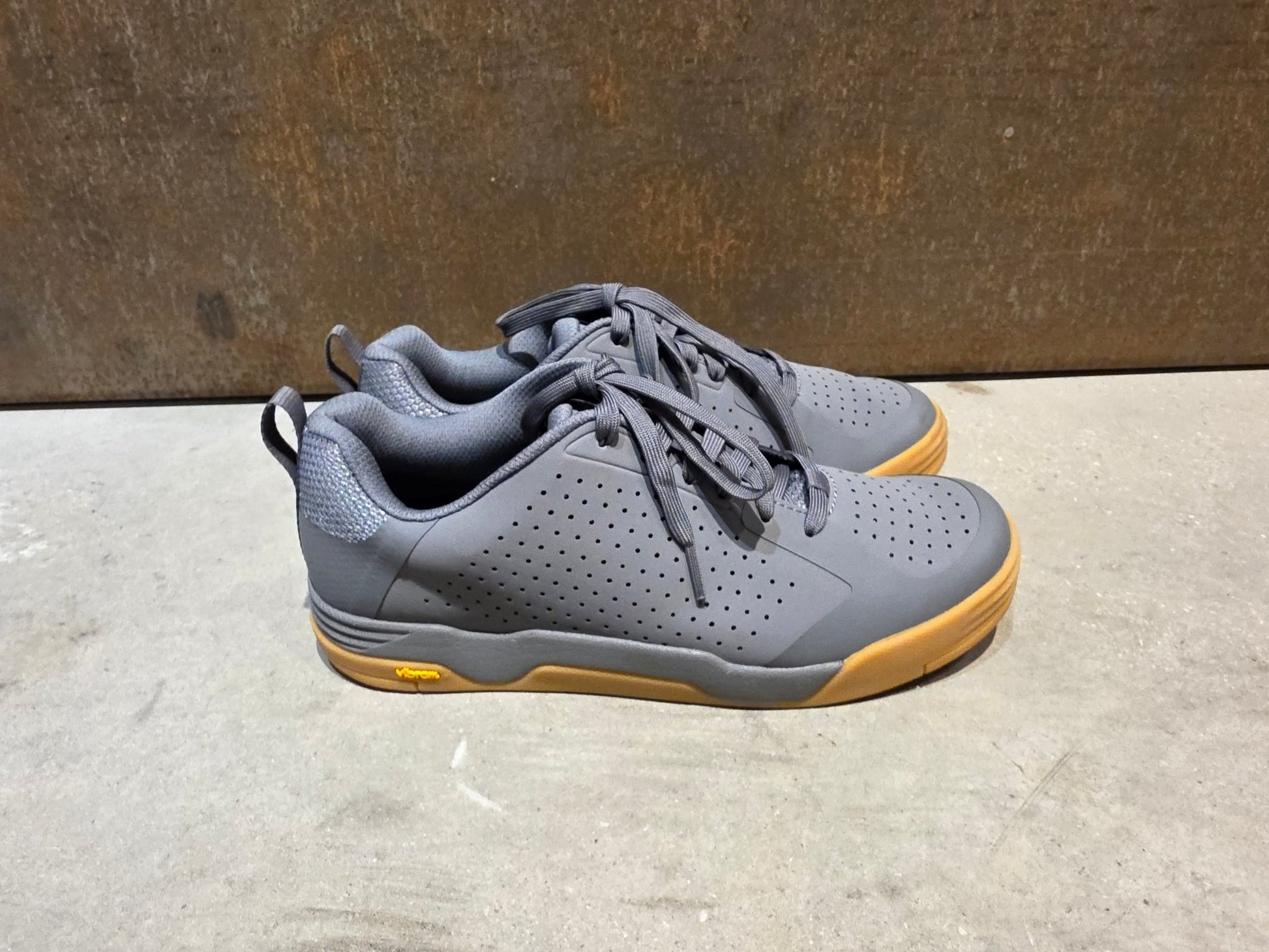 MTB - Herrenschuhe von Trek, TREK FLATLINE MOUNTAINBIKESCHUH / CHARCOAL vor USEDBIKES - OB.DE Hintergrund