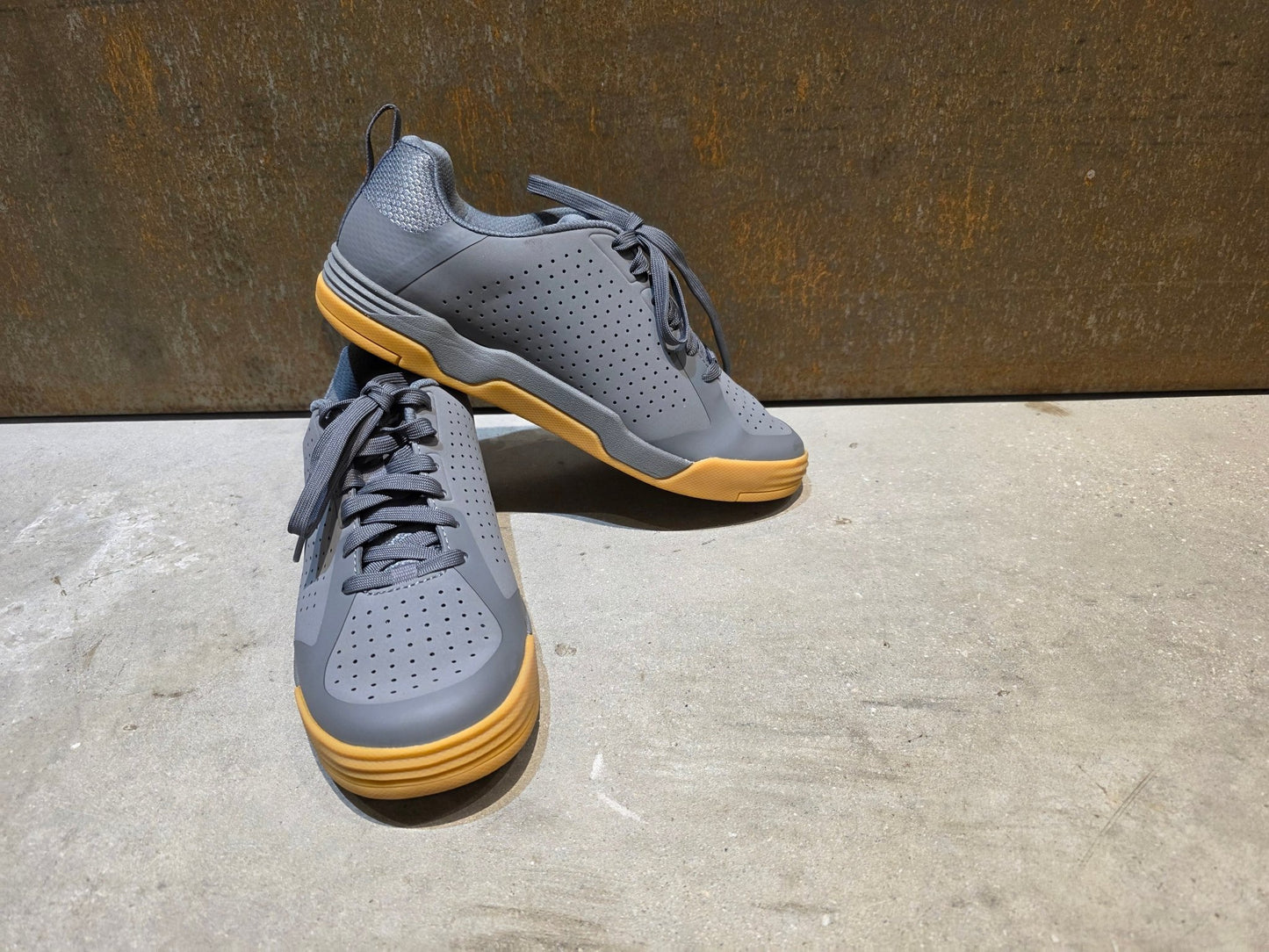 MTB - Herrenschuhe von Trek, TREK FLATLINE MOUNTAINBIKESCHUH / CHARCOAL vor USEDBIKES - OB.DE Hintergrund