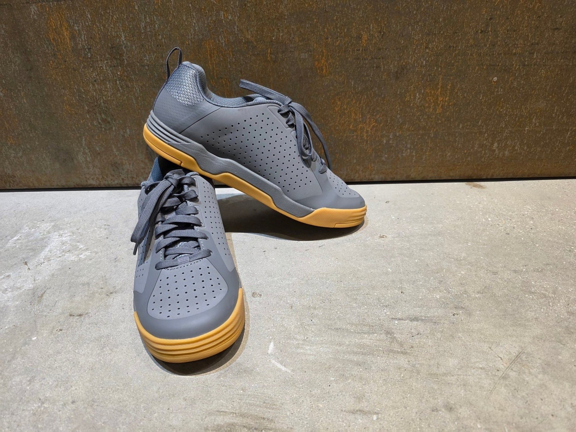 MTB - Herrenschuhe von Trek, TREK FLATLINE MOUNTAINBIKESCHUH / CHARCOAL vor USEDBIKES - OB.DE Hintergrund