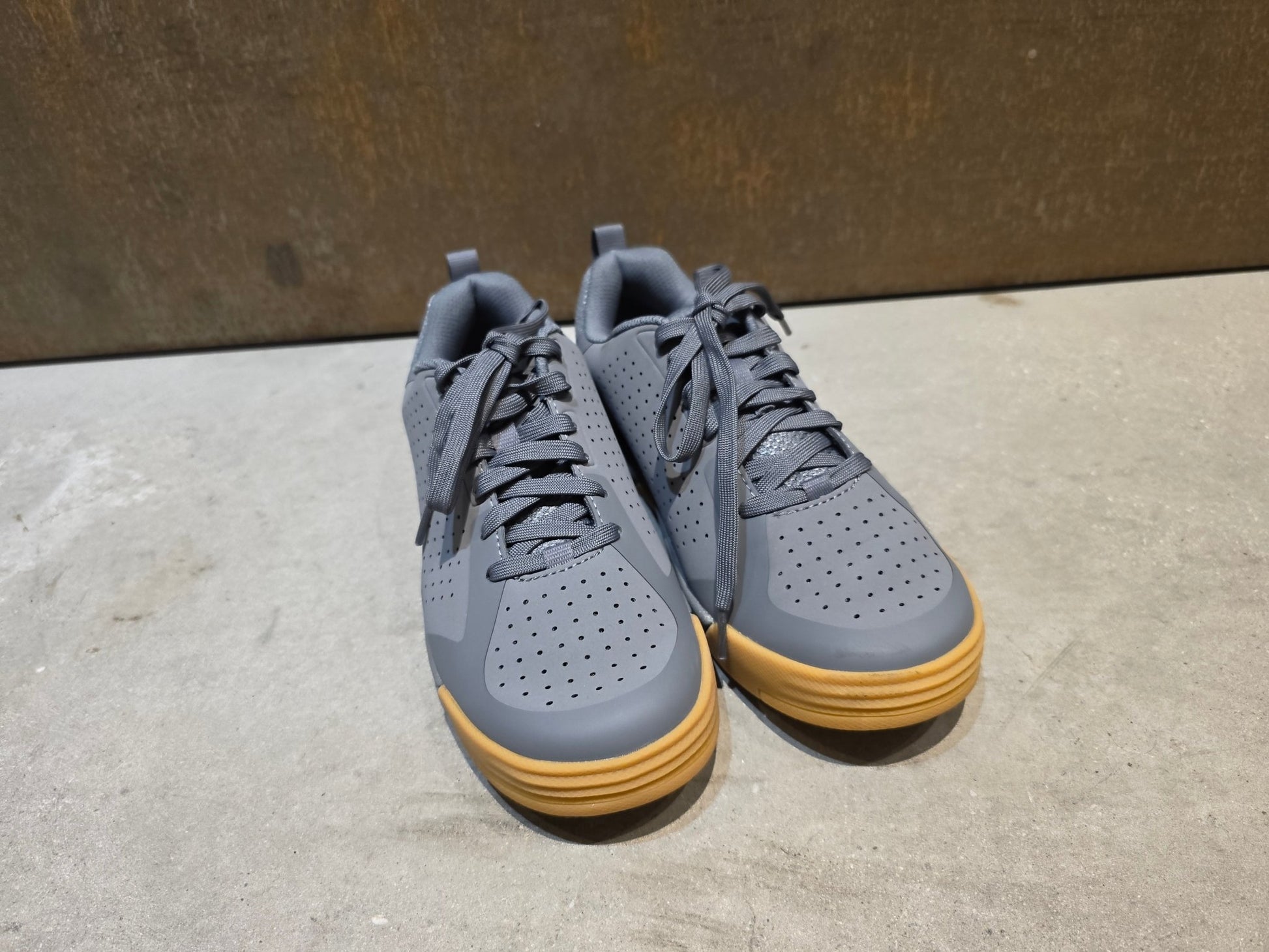 MTB - Herrenschuhe von Trek, TREK FLATLINE MOUNTAINBIKESCHUH / CHARCOAL vor USEDBIKES - OB.DE Hintergrund