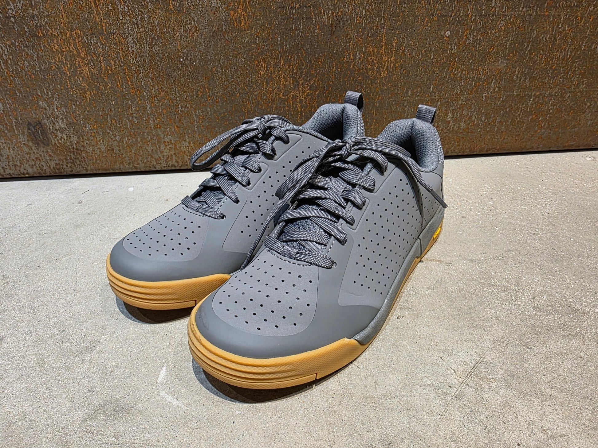 MTB - Herrenschuhe von Trek, TREK FLATLINE MOUNTAINBIKESCHUH / CHARCOAL vor USEDBIKES - OB.DE Hintergrund