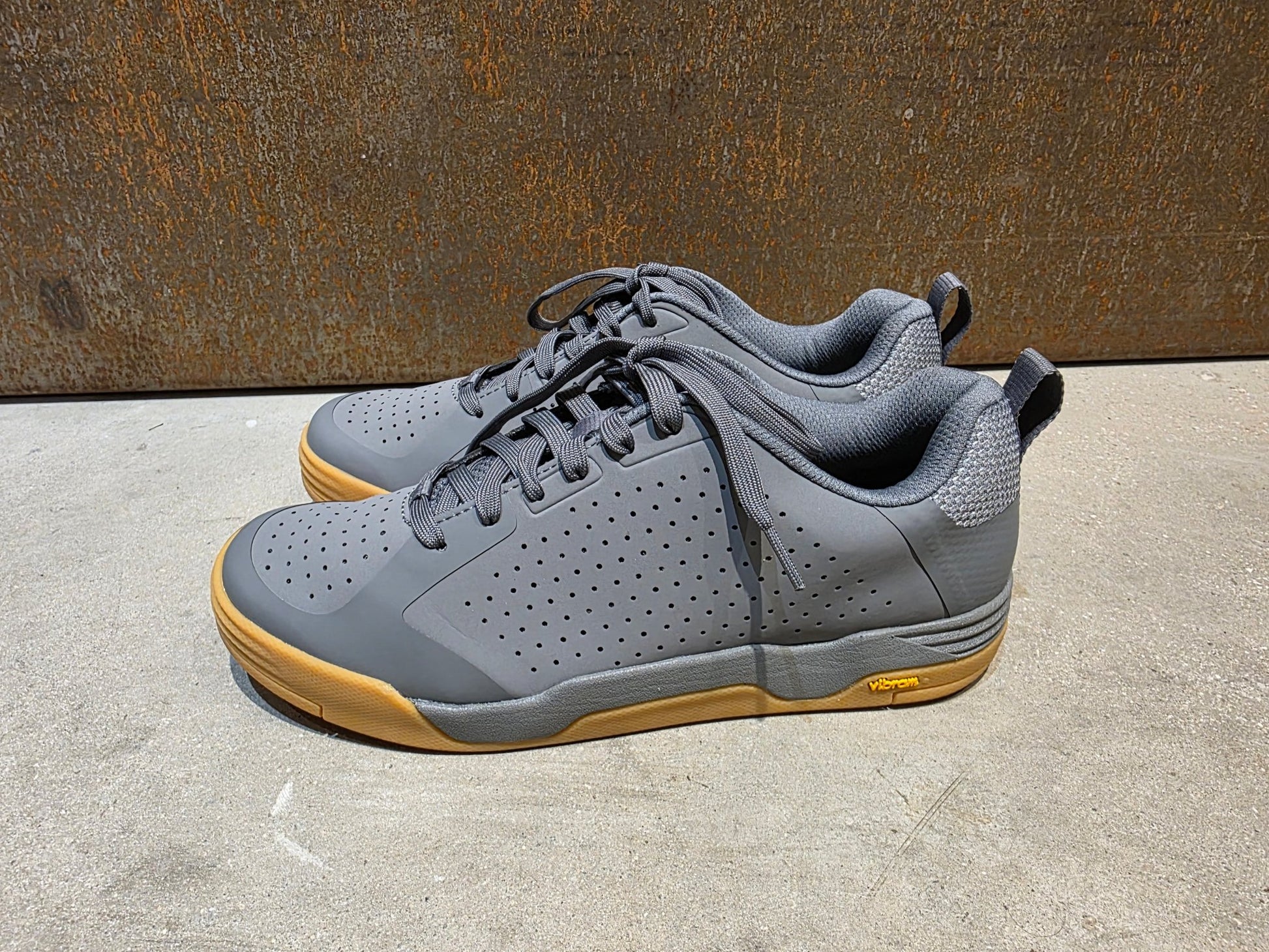 MTB - Herrenschuhe von Trek, TREK FLATLINE MOUNTAINBIKESCHUH / CHARCOAL vor USEDBIKES - OB.DE Hintergrund