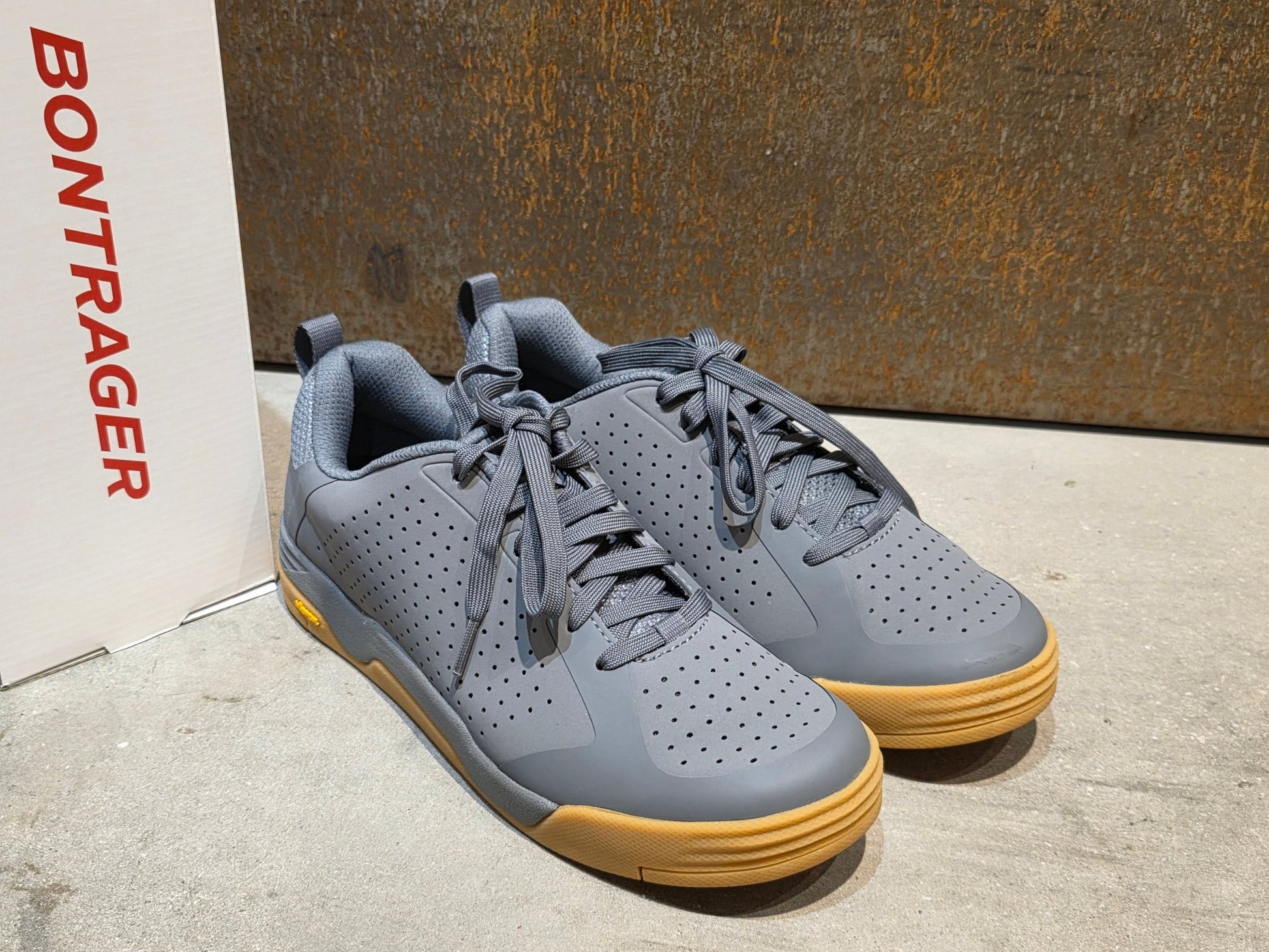 MTB - Herrenschuhe von Trek, TREK FLATLINE MOUNTAINBIKESCHUH / CHARCOAL vor USEDBIKES - OB.DE Hintergrund