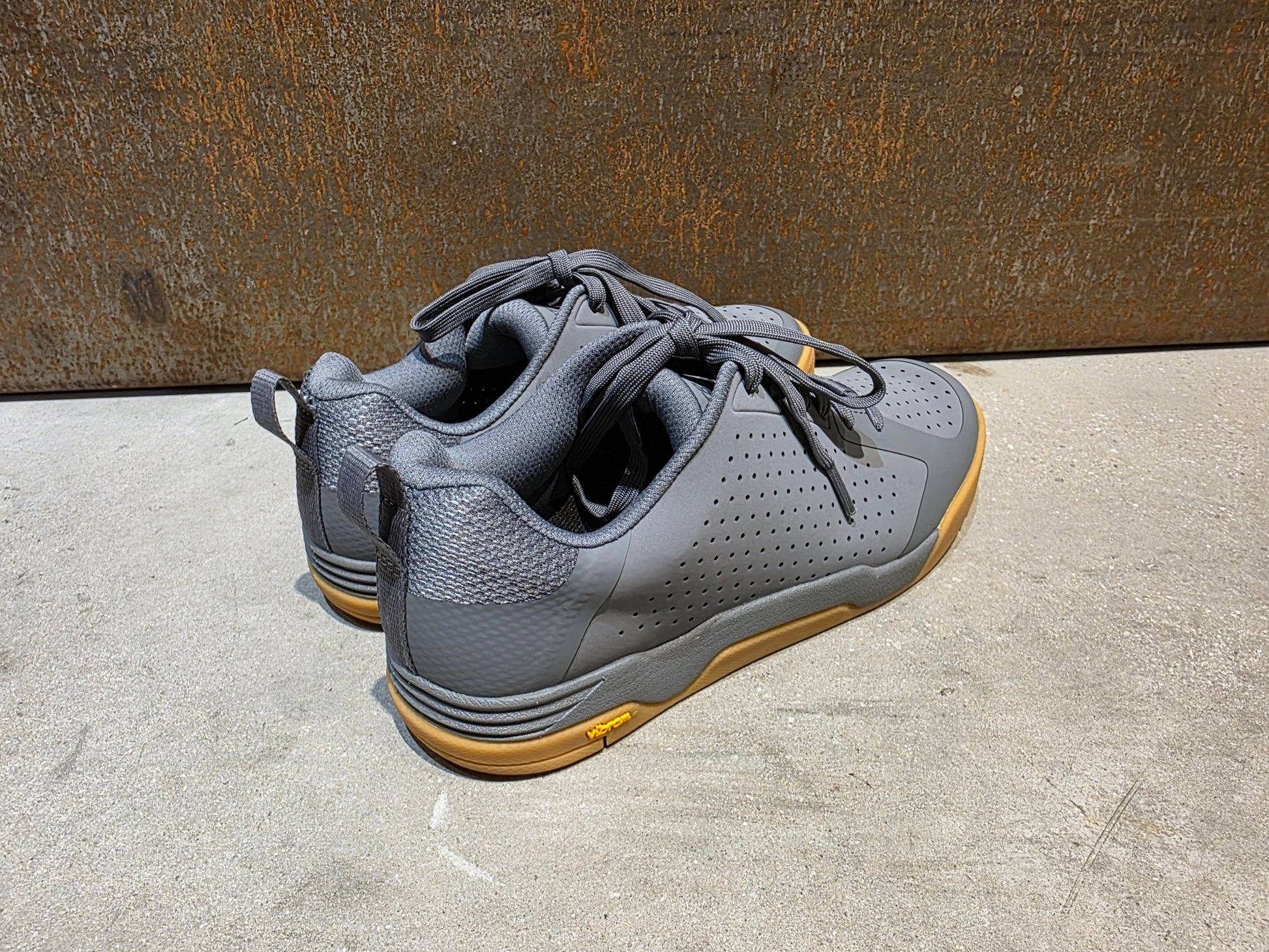 MTB - Herrenschuhe von Trek, TREK FLATLINE MOUNTAINBIKESCHUH / CHARCOAL vor USEDBIKES - OB.DE Hintergrund