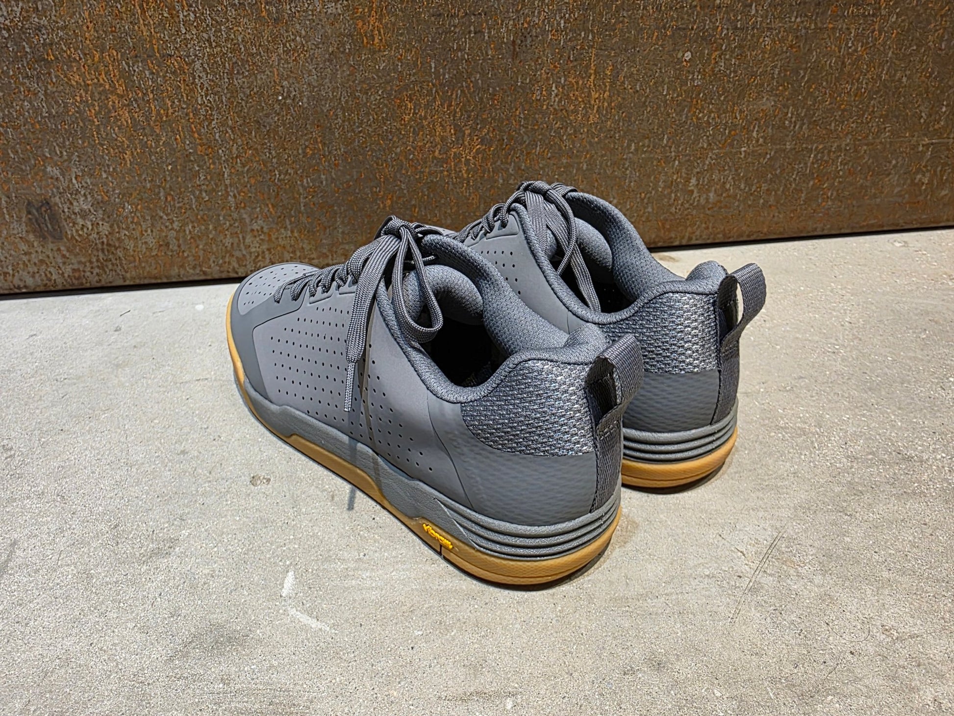 MTB - Herrenschuhe von Trek, TREK FLATLINE MOUNTAINBIKESCHUH / CHARCOAL vor USEDBIKES - OB.DE Hintergrund