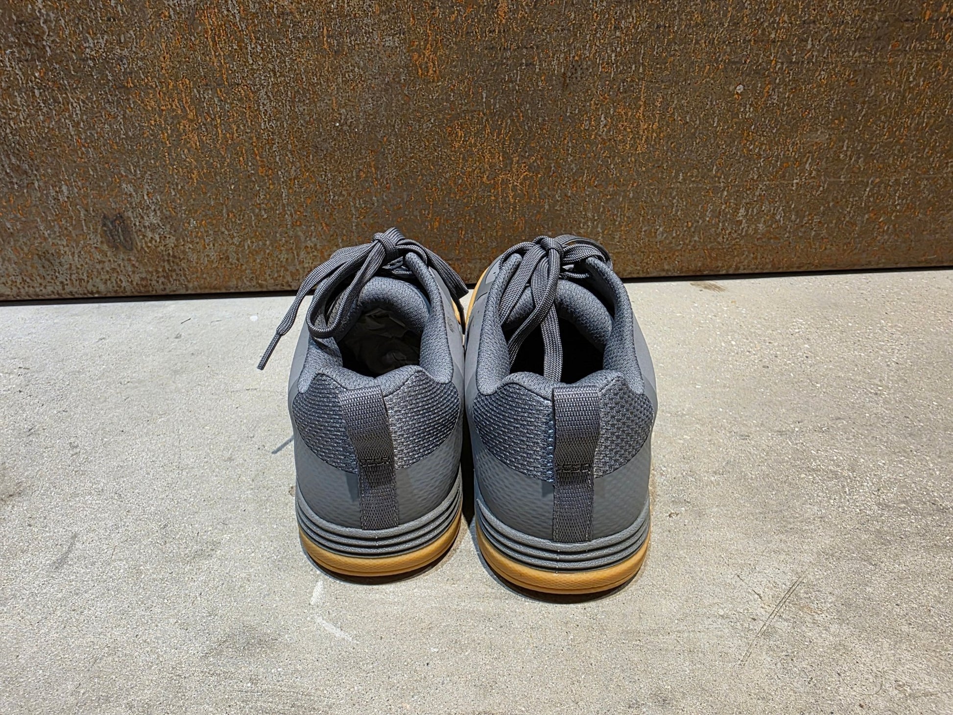 MTB - Herrenschuhe von Trek, TREK FLATLINE MOUNTAINBIKESCHUH / CHARCOAL vor USEDBIKES - OB.DE Hintergrund