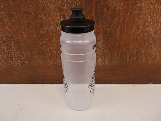 Trinkflaschen und Halter von Trek, TREK FLY 750ML TRINKFLASCHE CLEAR BLACK vor USEDBIKES-OB.DE Hintergrund