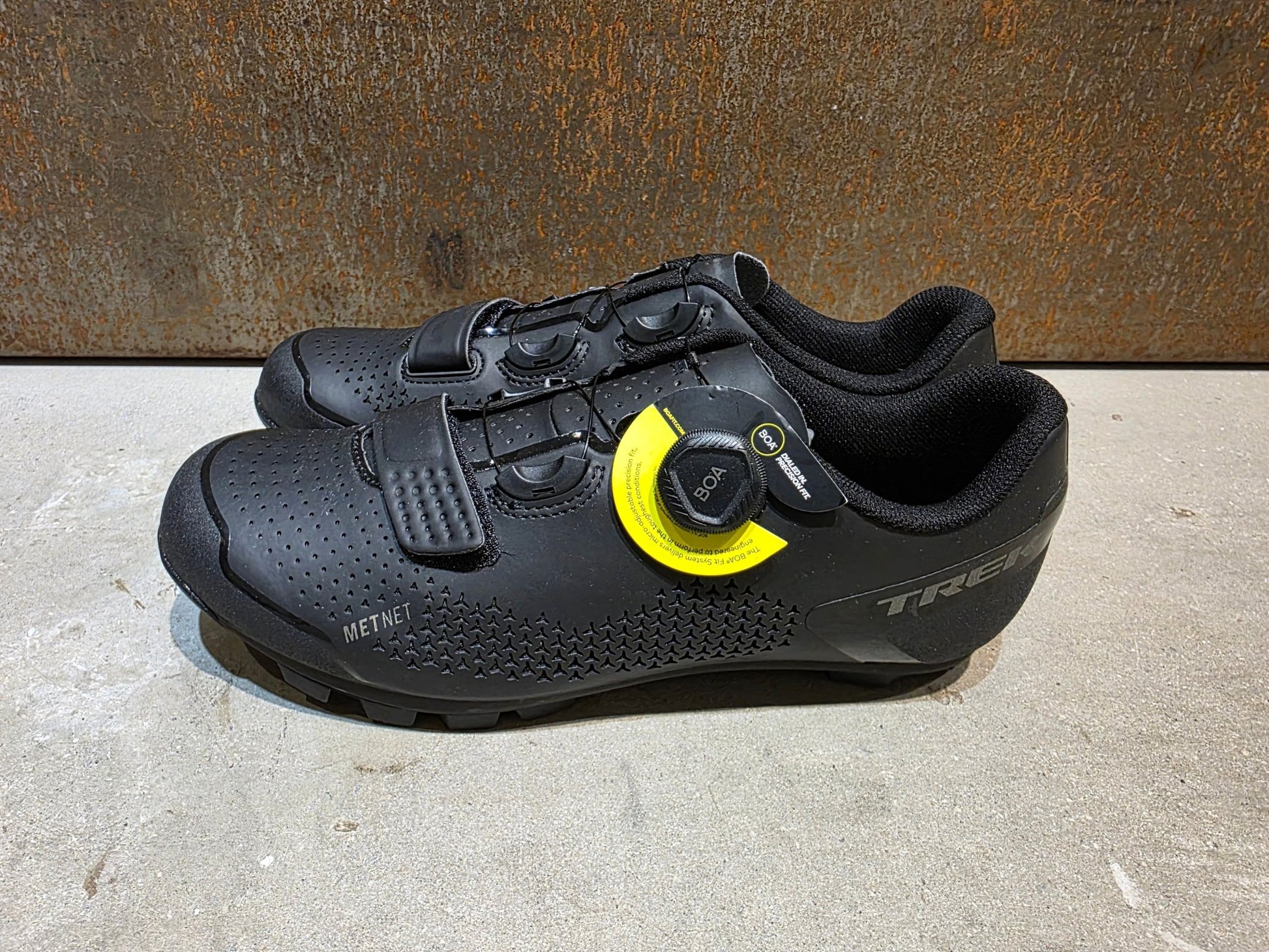MTB - Herrenschuhe von Trek, TREK FORAY MOUNTAINBIKESCHUH / BLACK vor USEDBIKES - OB.DE Hintergrund