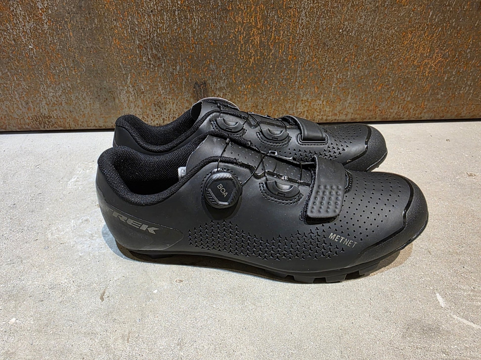 MTB - Herrenschuhe von Trek, TREK FORAY MOUNTAINBIKESCHUH / BLACK vor USEDBIKES - OB.DE Hintergrund