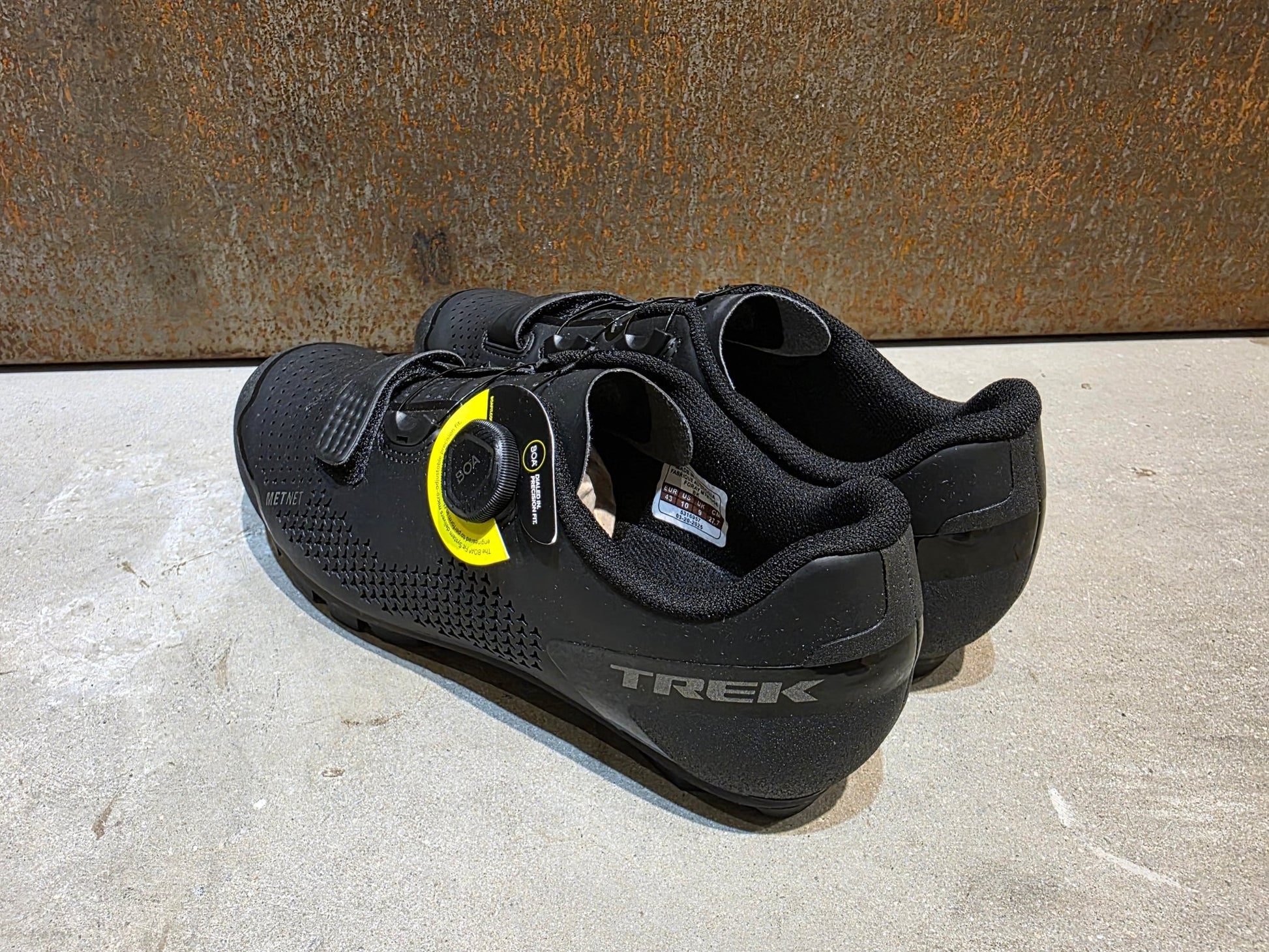 MTB - Herrenschuhe von Trek, TREK FORAY MOUNTAINBIKESCHUH / BLACK vor USEDBIKES - OB.DE Hintergrund