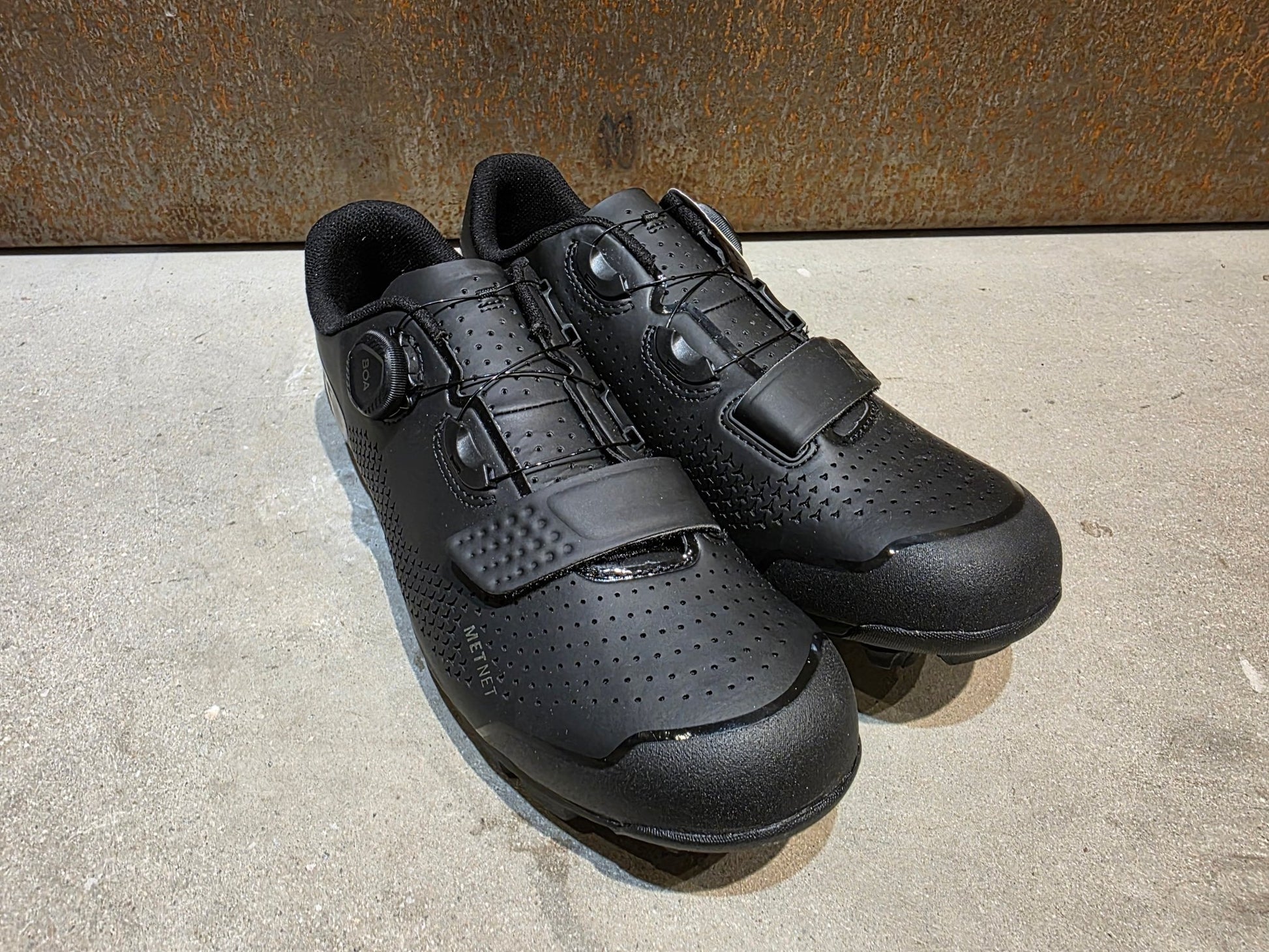 MTB - Herrenschuhe von Trek, TREK FORAY MOUNTAINBIKESCHUH / BLACK vor USEDBIKES - OB.DE Hintergrund