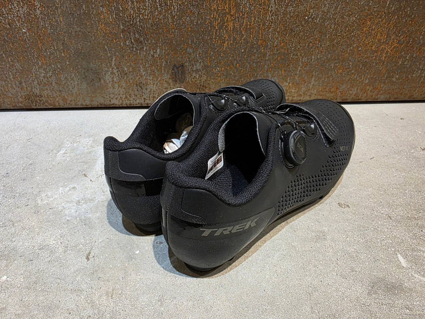 MTB - Herrenschuhe von Trek, TREK FORAY MOUNTAINBIKESCHUH / BLACK vor USEDBIKES - OB.DE Hintergrund