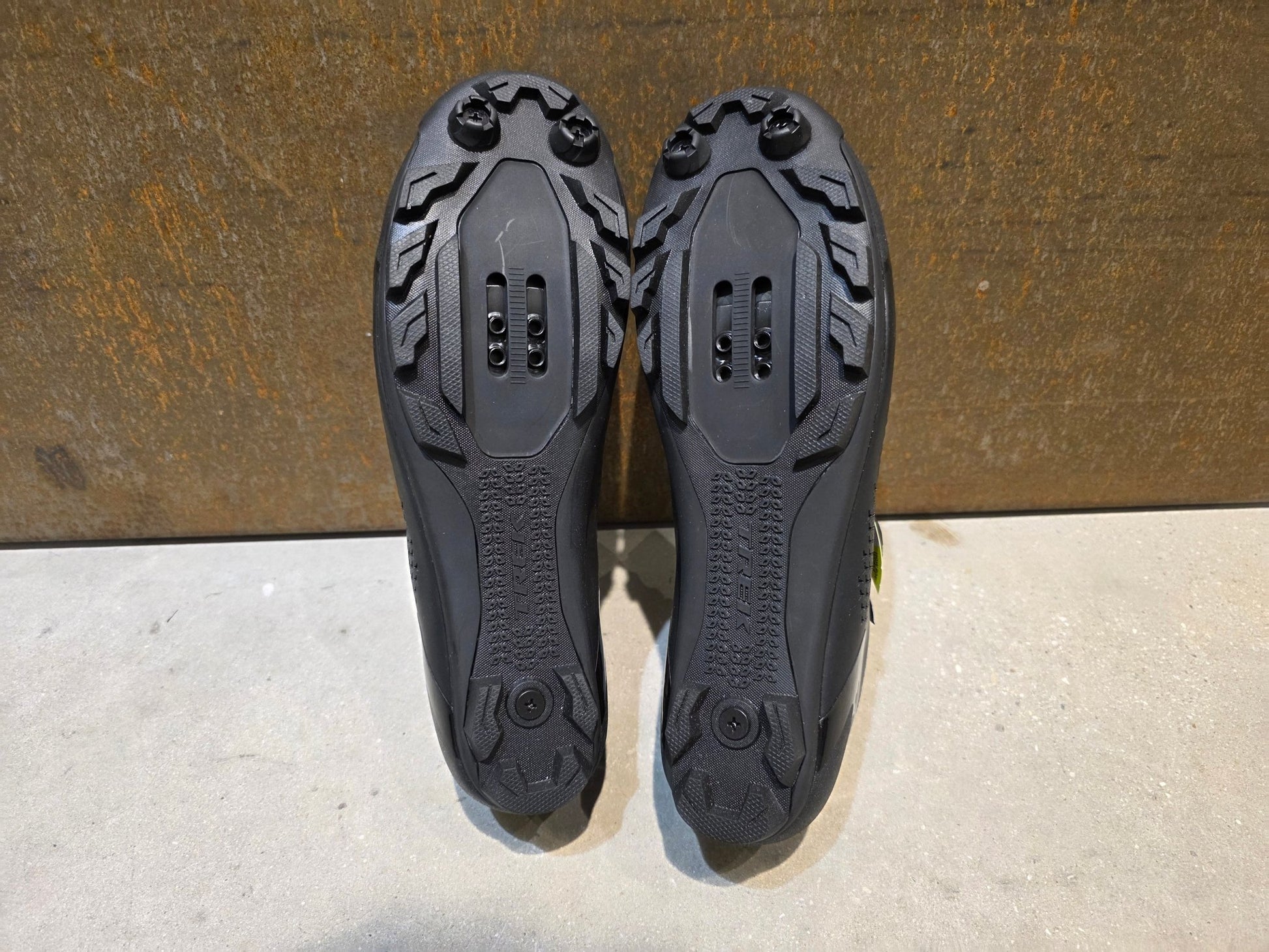 MTB - Herrenschuhe von Trek, TREK FORAY MOUNTAINBIKESCHUH / BLACK vor USEDBIKES - OB.DE Hintergrund