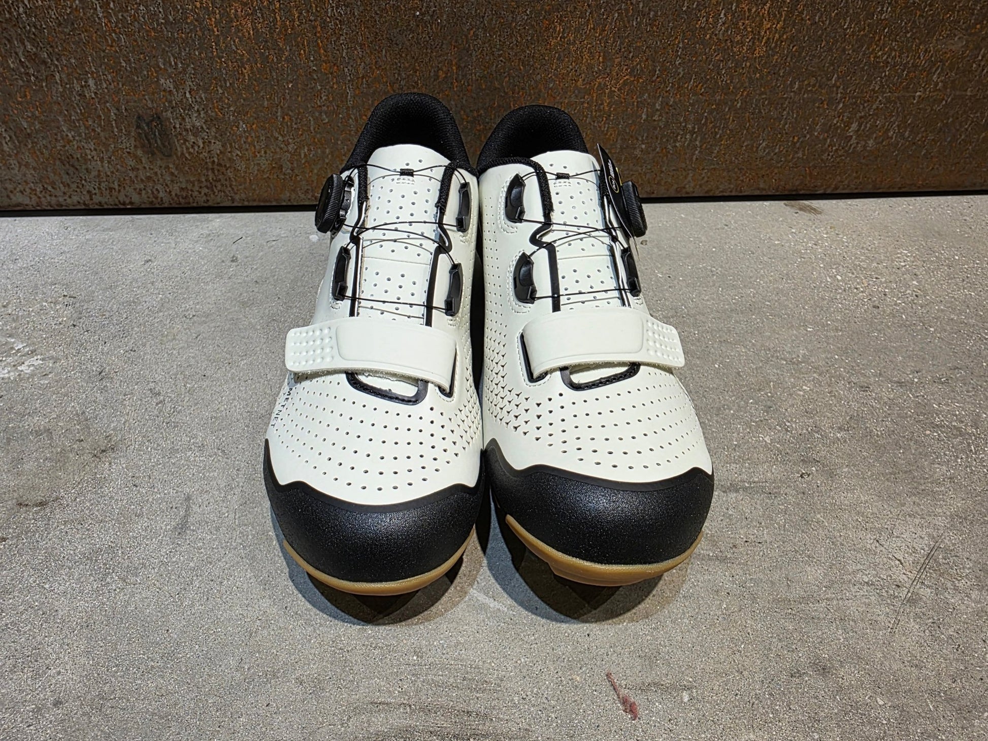 MTB - Herrenschuhe von Trek, TREK FORAY MOUNTAINBIKESCHUH / ERA WHITE vor USEDBIKES - OB.DE Hintergrund