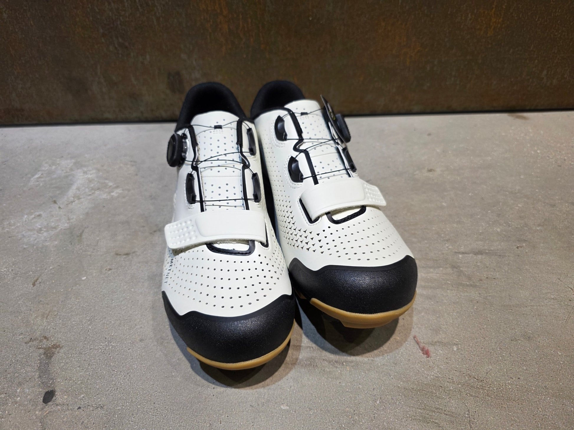 MTB - Herrenschuhe von Trek, TREK FORAY MOUNTAINBIKESCHUH / ERA WHITE vor USEDBIKES - OB.DE Hintergrund