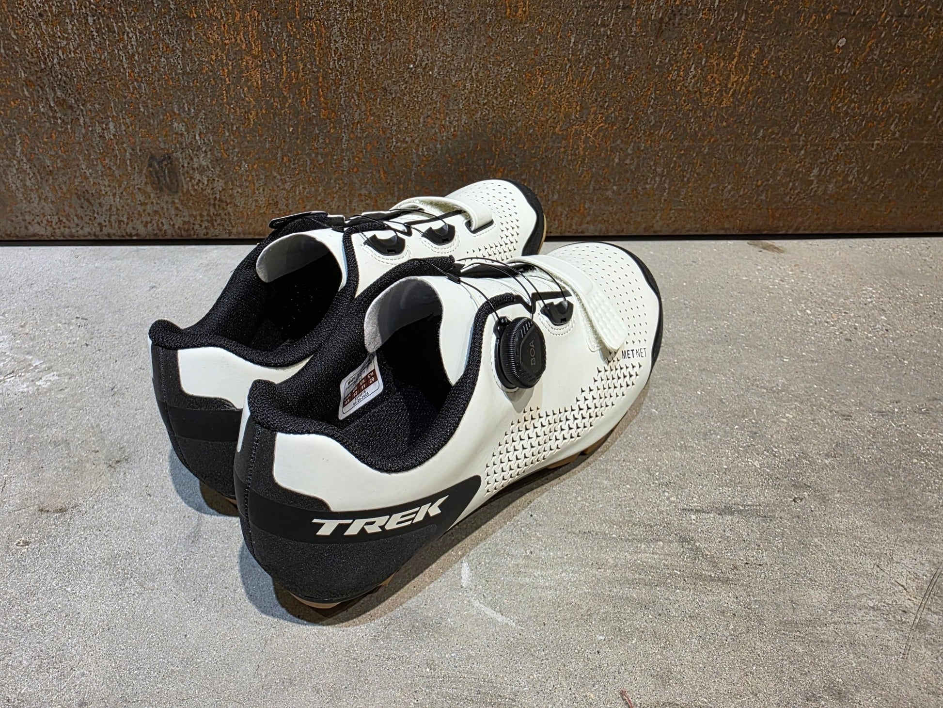 MTB - Herrenschuhe von Trek, TREK FORAY MOUNTAINBIKESCHUH / ERA WHITE vor USEDBIKES - OB.DE Hintergrund