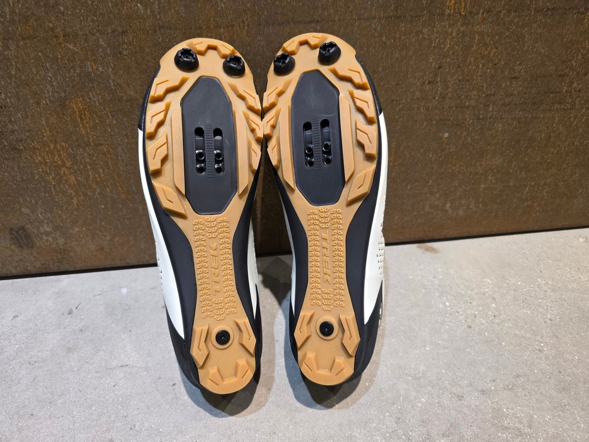 MTB - Herrenschuhe von Trek, TREK FORAY MOUNTAINBIKESCHUH / ERA WHITE vor USEDBIKES - OB.DE Hintergrund