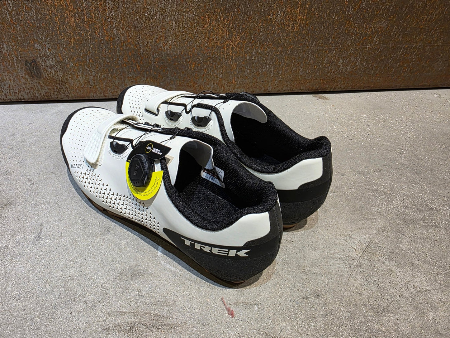 MTB - Herrenschuhe von Trek, TREK FORAY MOUNTAINBIKESCHUH / ERA WHITE vor USEDBIKES - OB.DE Hintergrund