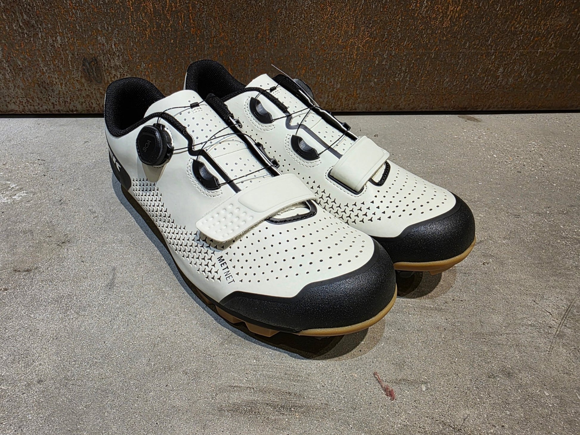 MTB - Herrenschuhe von Trek, TREK FORAY MOUNTAINBIKESCHUH / ERA WHITE vor USEDBIKES - OB.DE Hintergrund