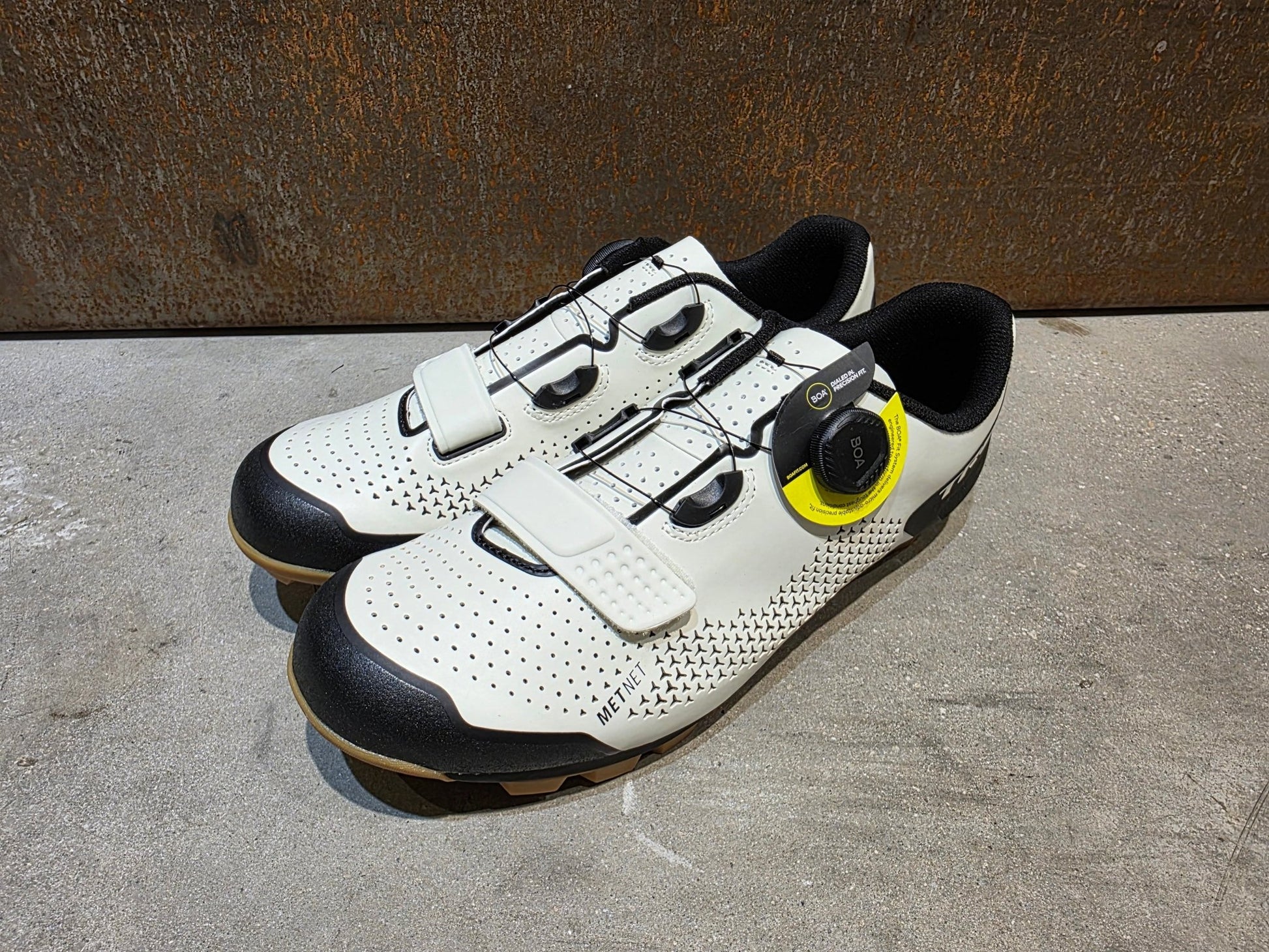 MTB - Herrenschuhe von Trek, TREK FORAY MOUNTAINBIKESCHUH / ERA WHITE vor USEDBIKES - OB.DE Hintergrund