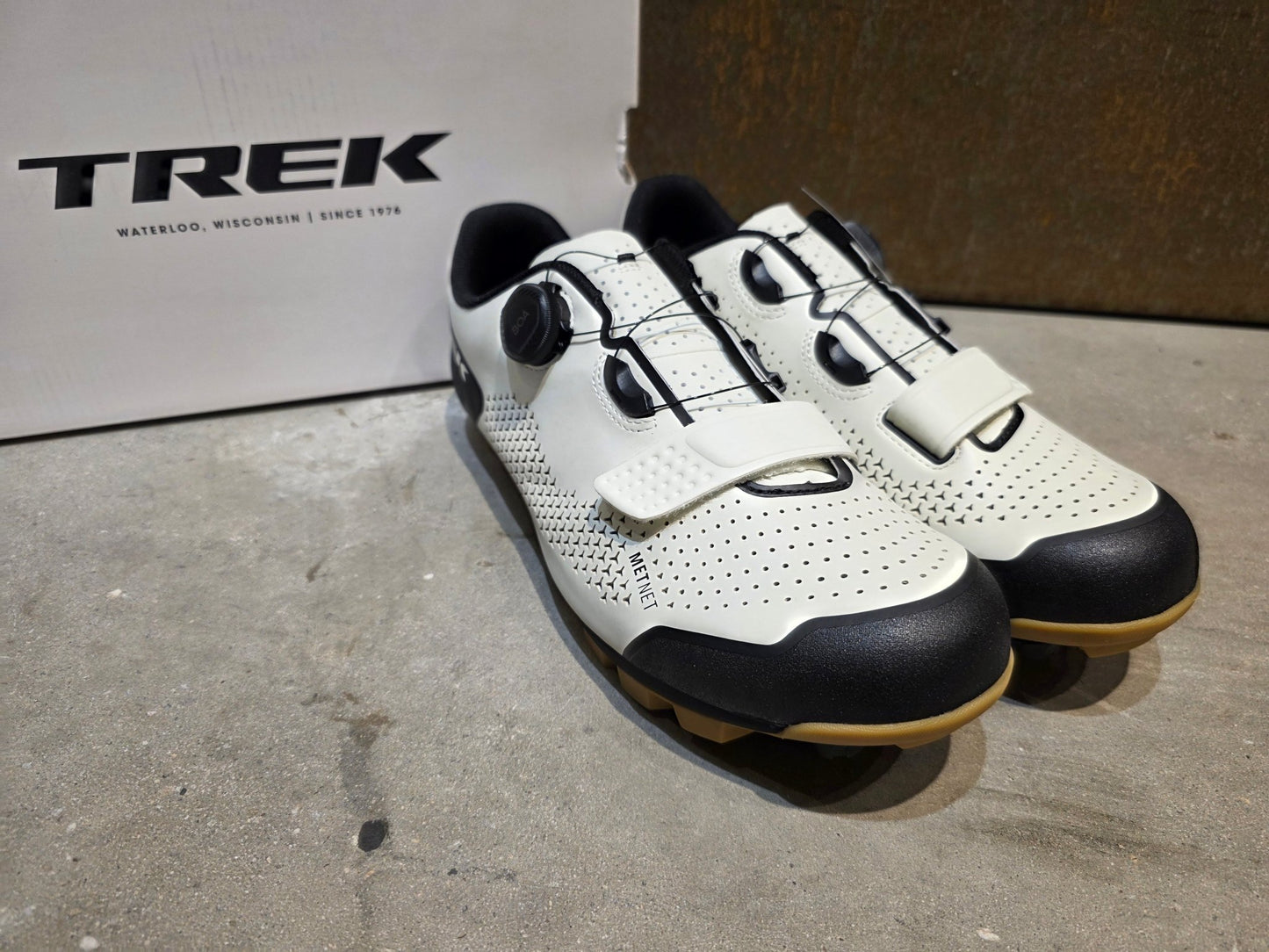 MTB - Herrenschuhe von Trek, TREK FORAY MOUNTAINBIKESCHUH / ERA WHITE vor USEDBIKES - OB.DE Hintergrund
