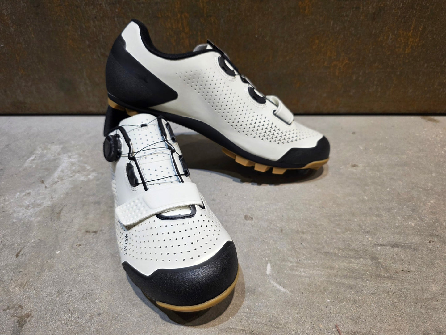 MTB - Herrenschuhe von Trek, TREK FORAY MOUNTAINBIKESCHUH / ERA WHITE vor USEDBIKES - OB.DE Hintergrund