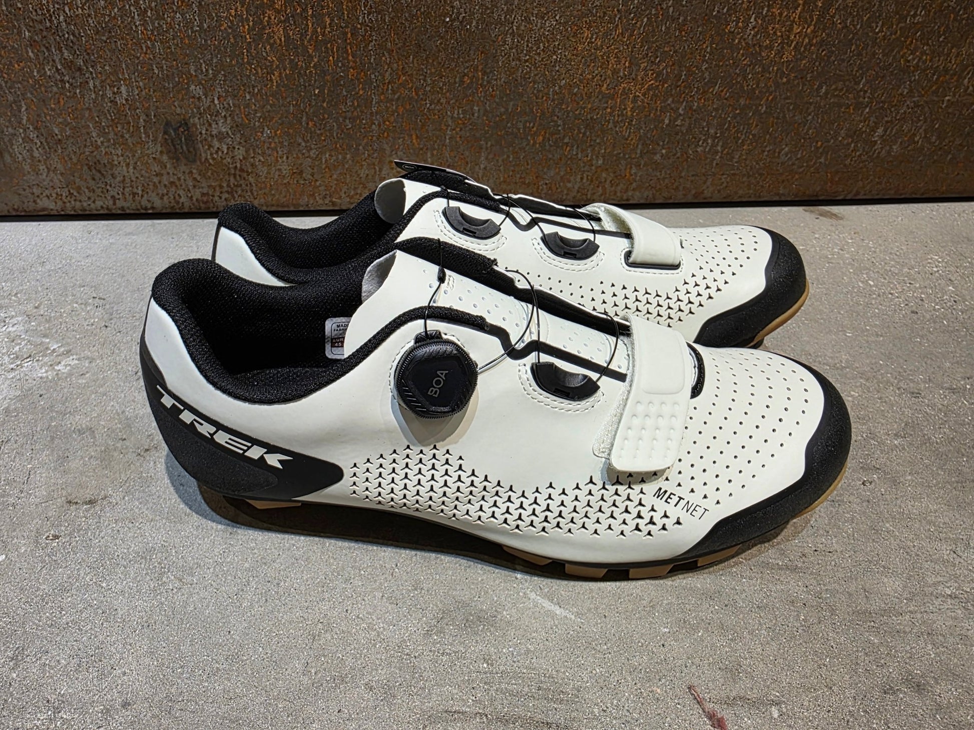 MTB - Herrenschuhe von Trek, TREK FORAY MOUNTAINBIKESCHUH / ERA WHITE vor USEDBIKES - OB.DE Hintergrund