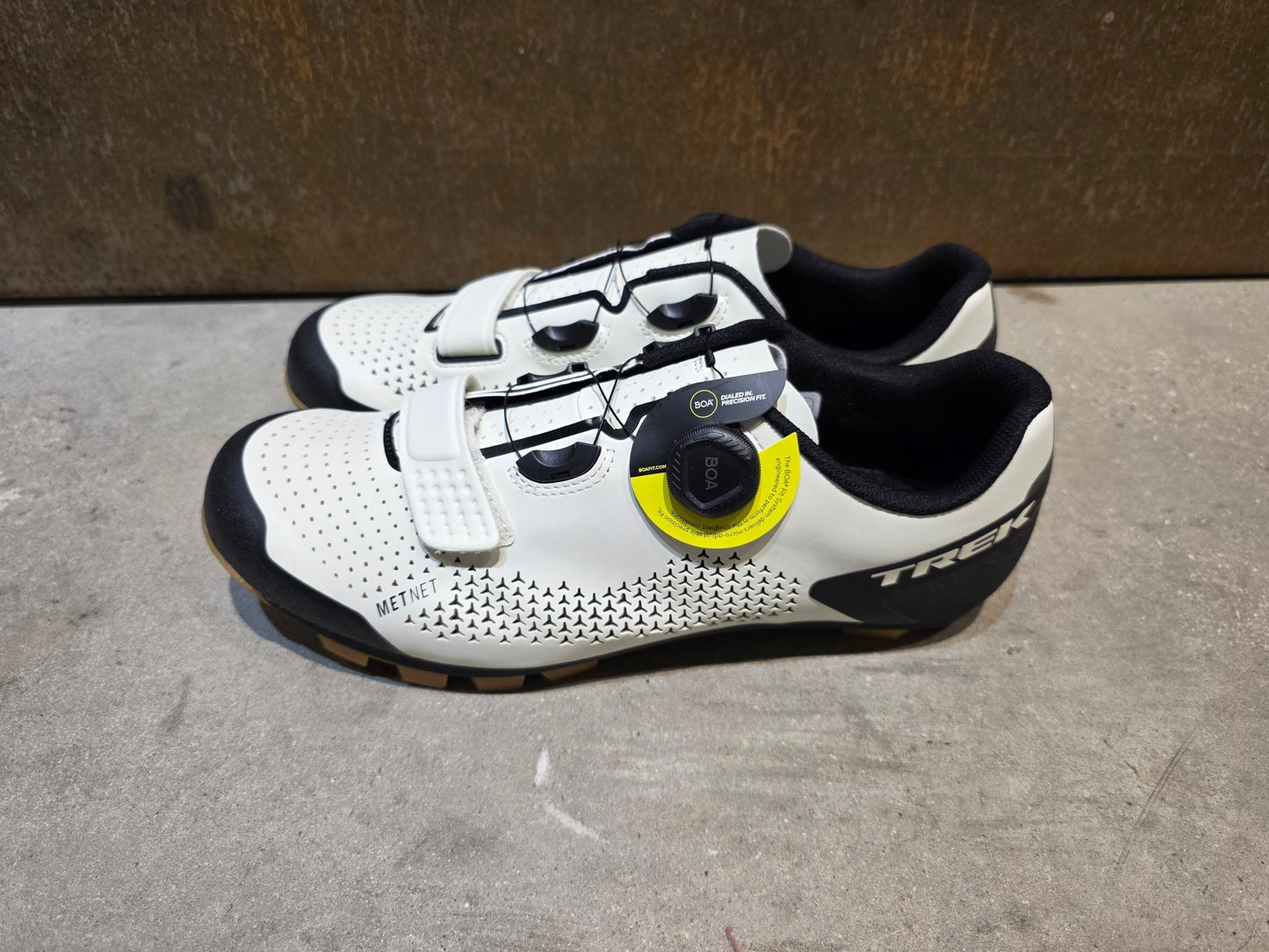 MTB - Herrenschuhe von Trek, TREK FORAY MOUNTAINBIKESCHUH / ERA WHITE vor USEDBIKES - OB.DE Hintergrund