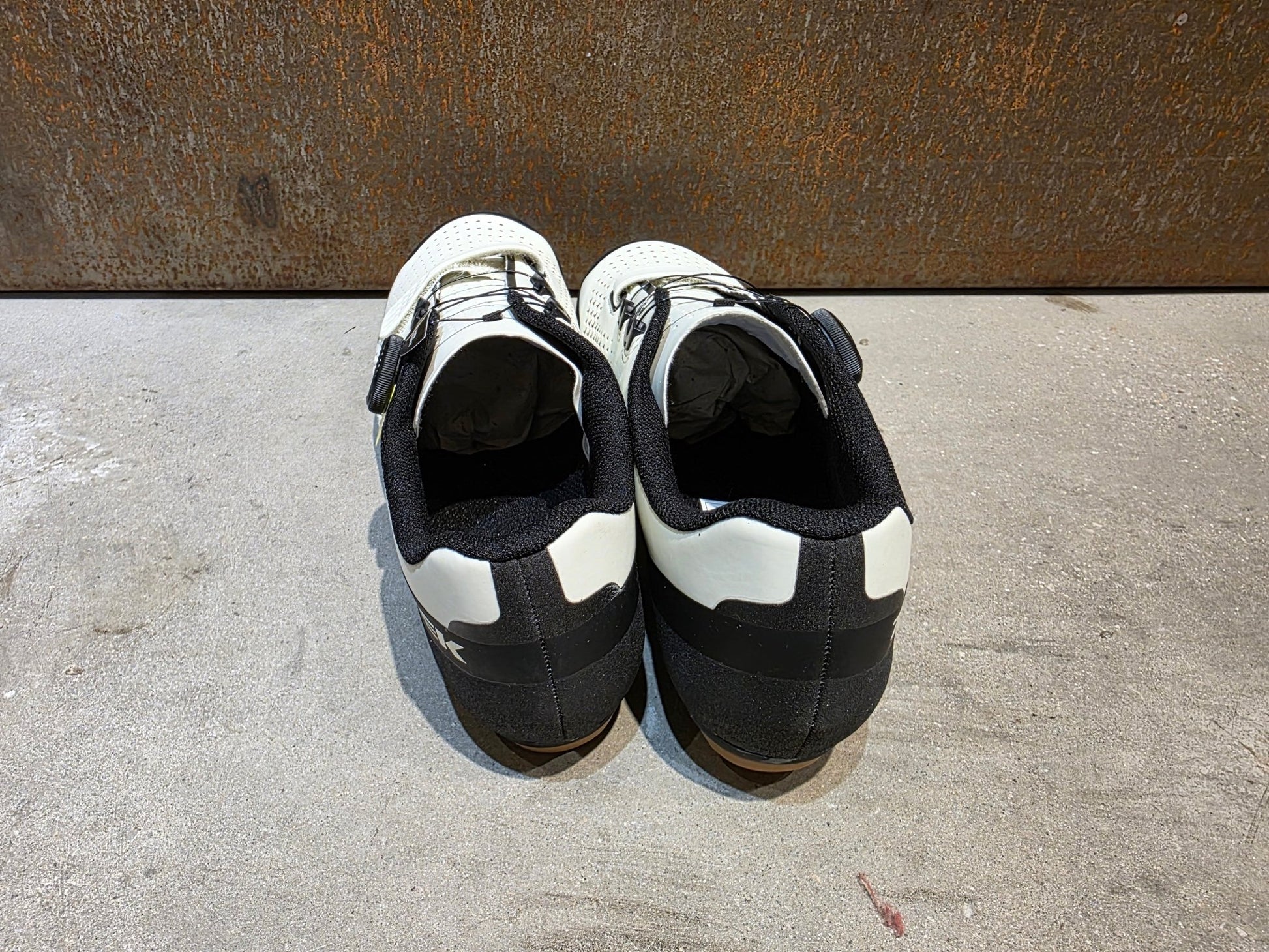 MTB - Herrenschuhe von Trek, TREK FORAY MOUNTAINBIKESCHUH / ERA WHITE vor USEDBIKES - OB.DE Hintergrund