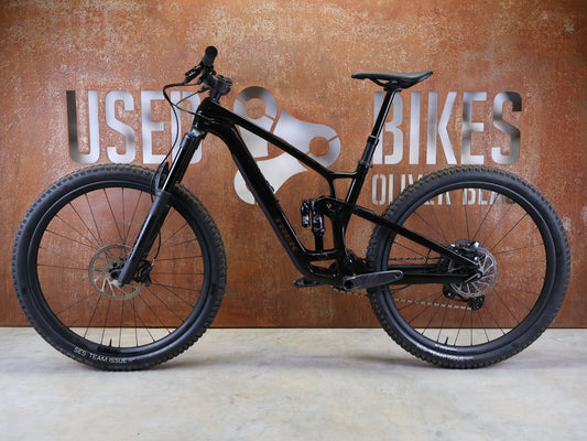 Mountainbike von Trek, TREK FUEL EX 9.8 GX AXS GEN 6 – CARBON TRAILBIKE M/L vor USEDBIKES - OB.DE Hintergrund