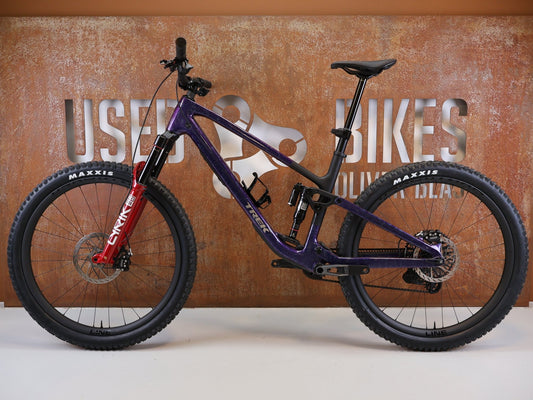Mountainbike von Trek, TREK FUEL EX 9.9 X0 AXS GEN 7 CARBON TRAILBIKE PURPLE / XL vor USEDBIKES-OB.DE Hintergrund